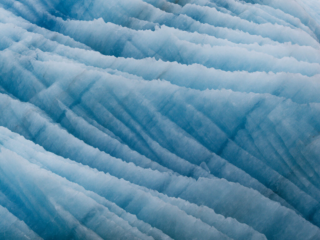 Blaues Eis im Kongsfjord. Eisstruktur, Gletscher-Details.