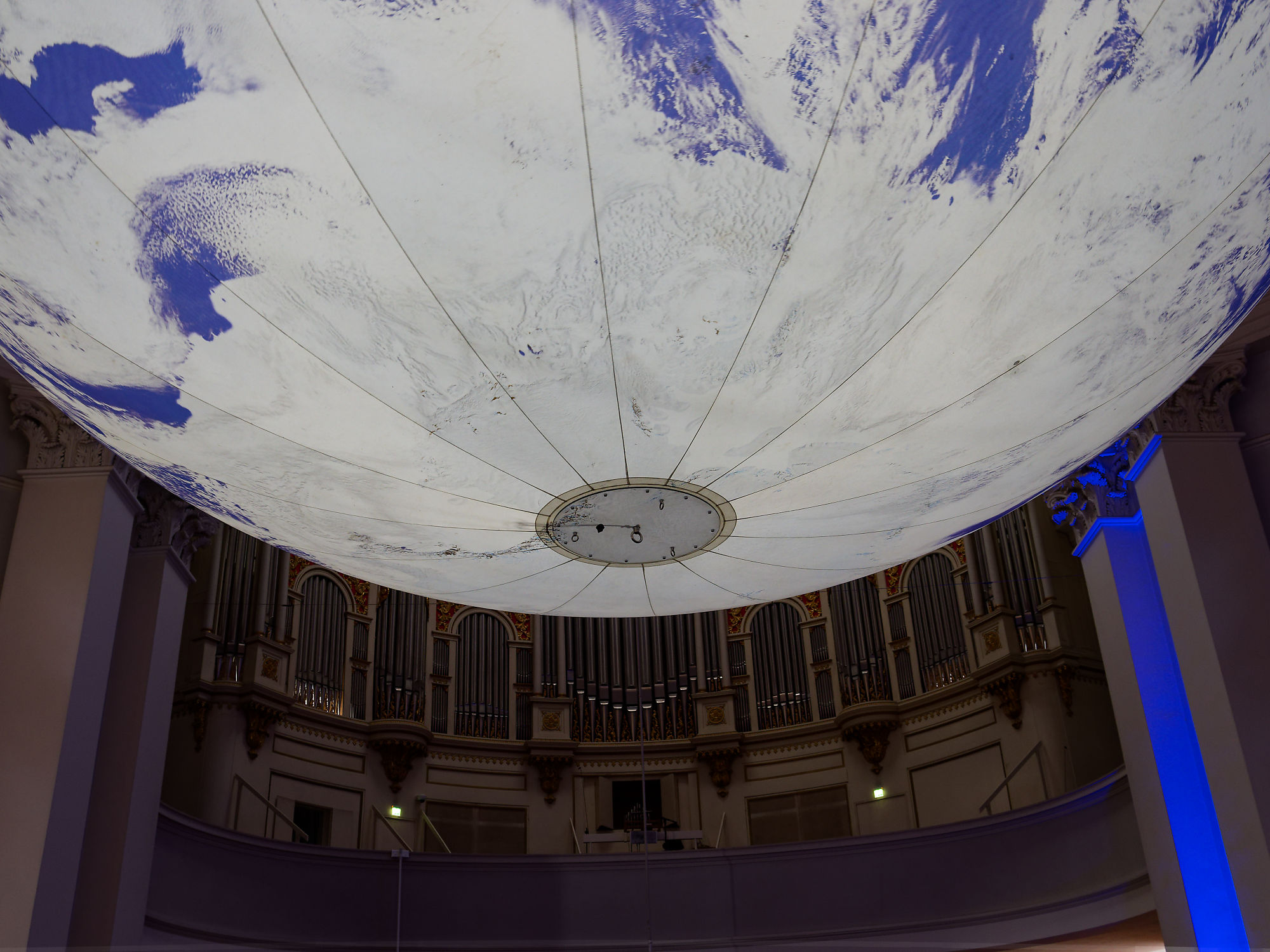 Helsinki Dom: Erdball-Installation. Globus hängt in Kirche, Besucher. Kunst und Architektur in Finnland. Gaia Installation von Luke Jerram