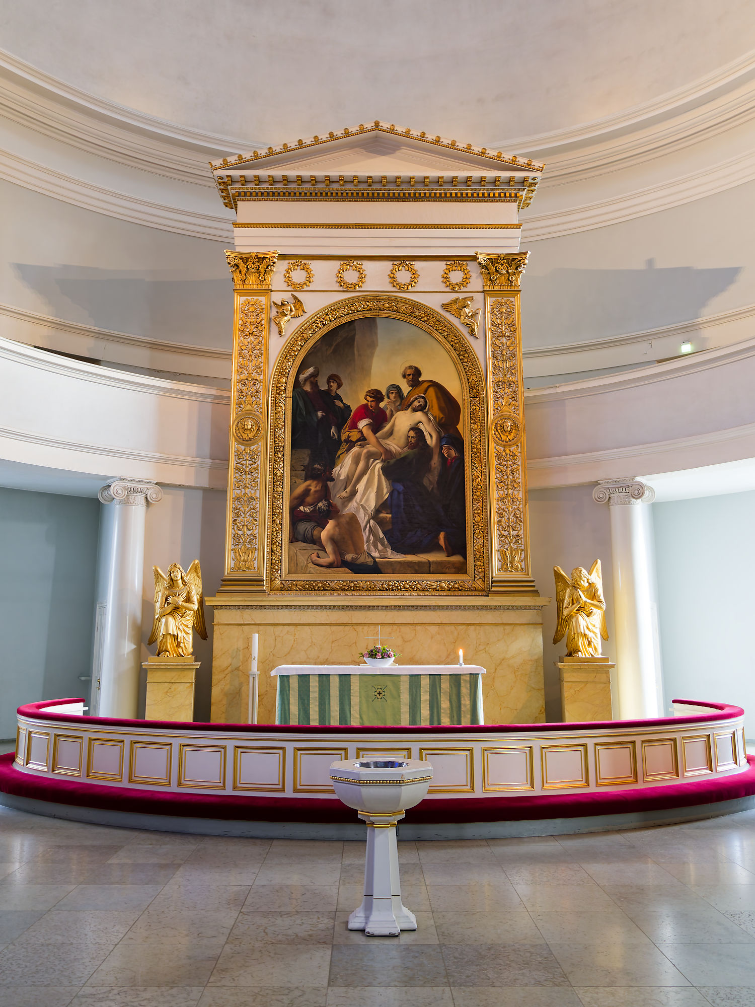 Altar mit Gemälde in der Kirche von Helsinki. Goldene Engelstatuen und Taufbecken. Sakrale Kunst und Architektur.