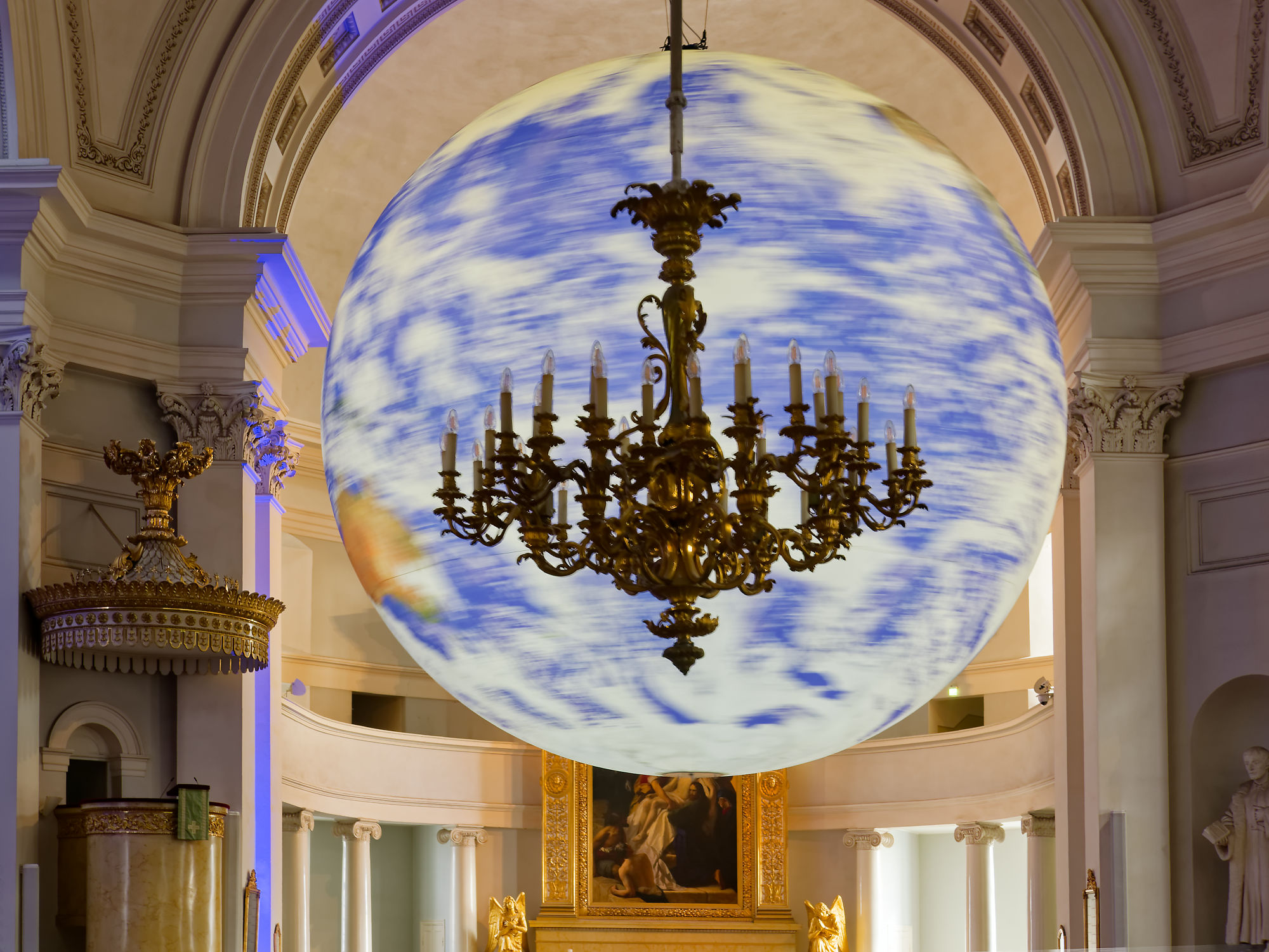 Globus-Installation mit Kronleuchter in der Johanneskirche, Helsinki. Kunst in Finnland. Long exposure