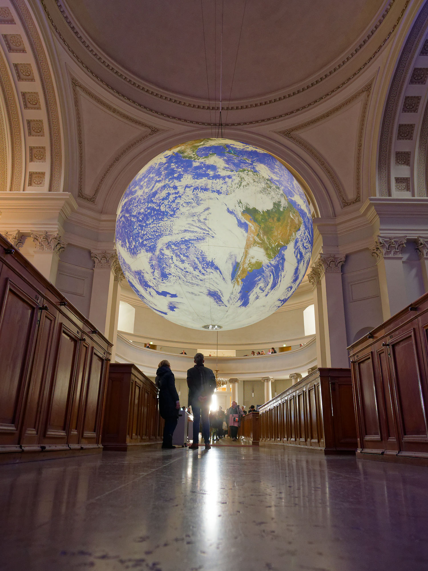 Helsinki Dom: Erdball-Installation. Globus hängt in Kirche, Besucher. Kunst und Architektur in Finnland. Gaia Installation von Luke Jerram