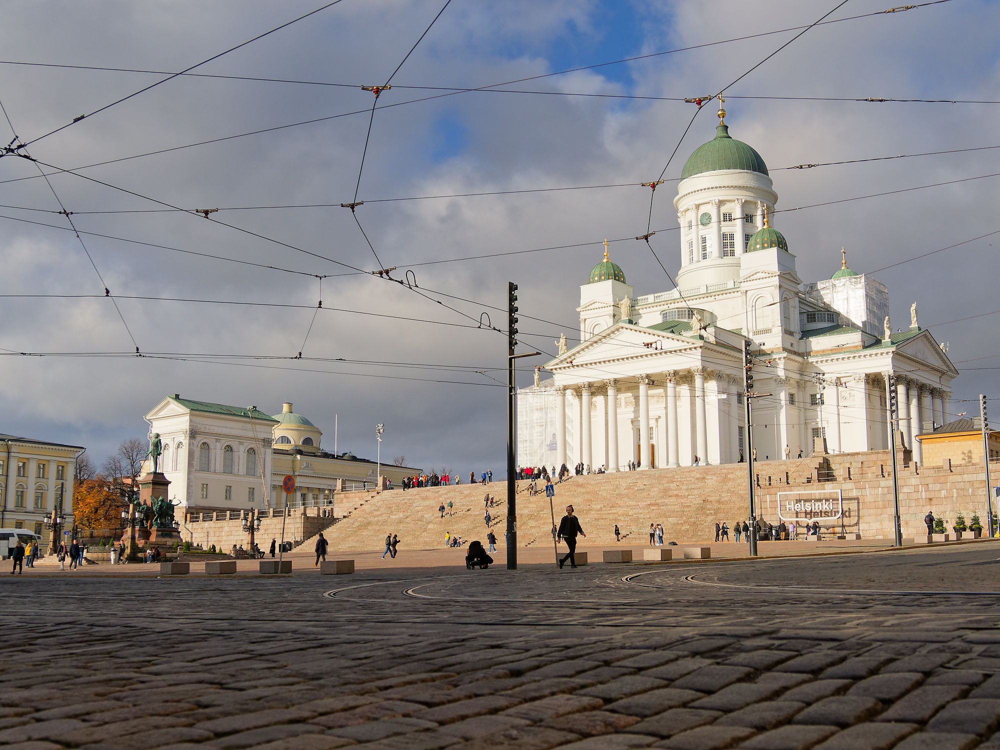 Helsinki Dom: Weiße Kathedrale mit grüner Kuppel in Finnland. Sehenswürdigkeit und Architektur.