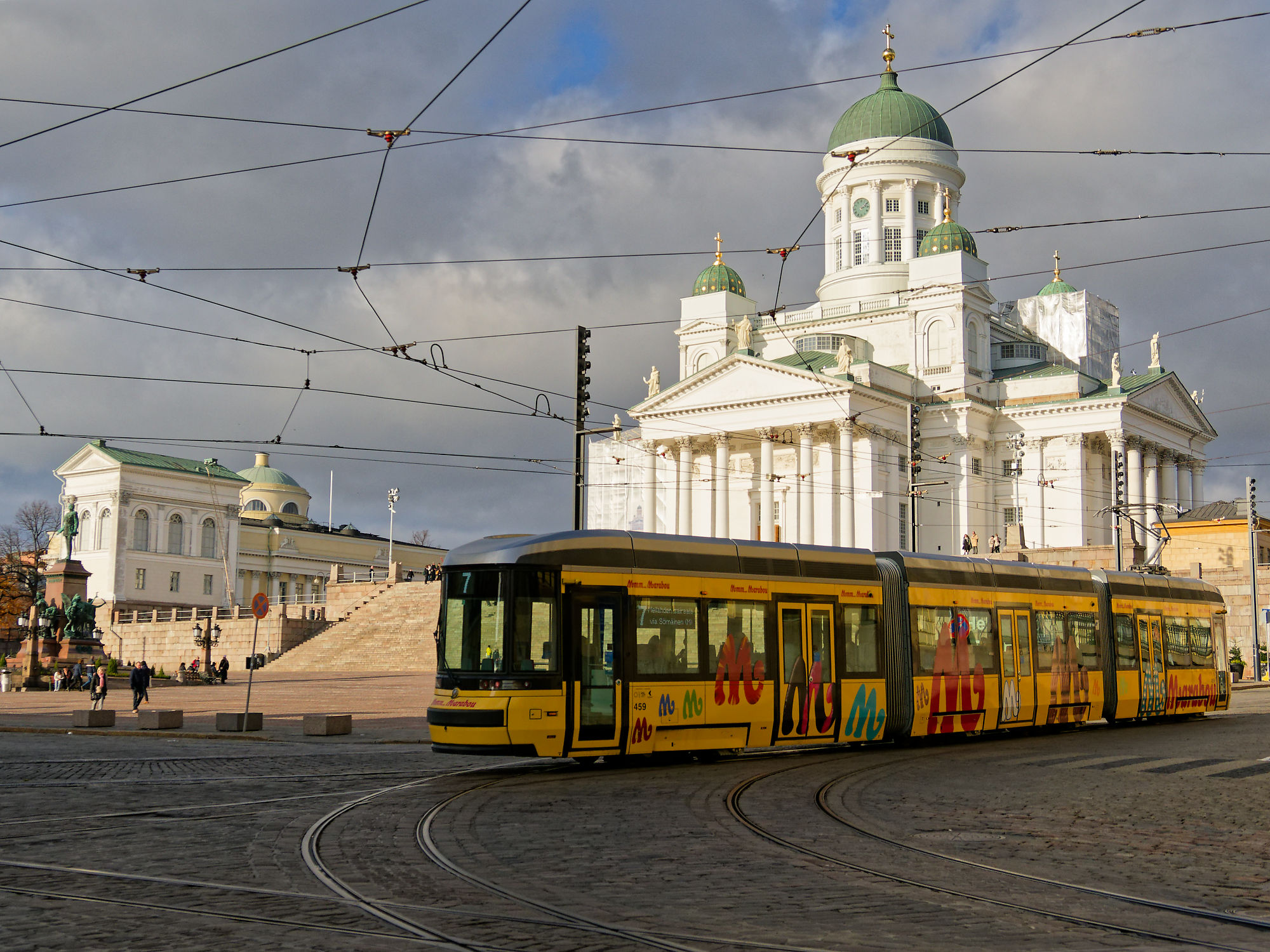 Gelbe Straßenbahn vor dem Dom von Helsinki, Finnland. Architektur und Stadtbild.