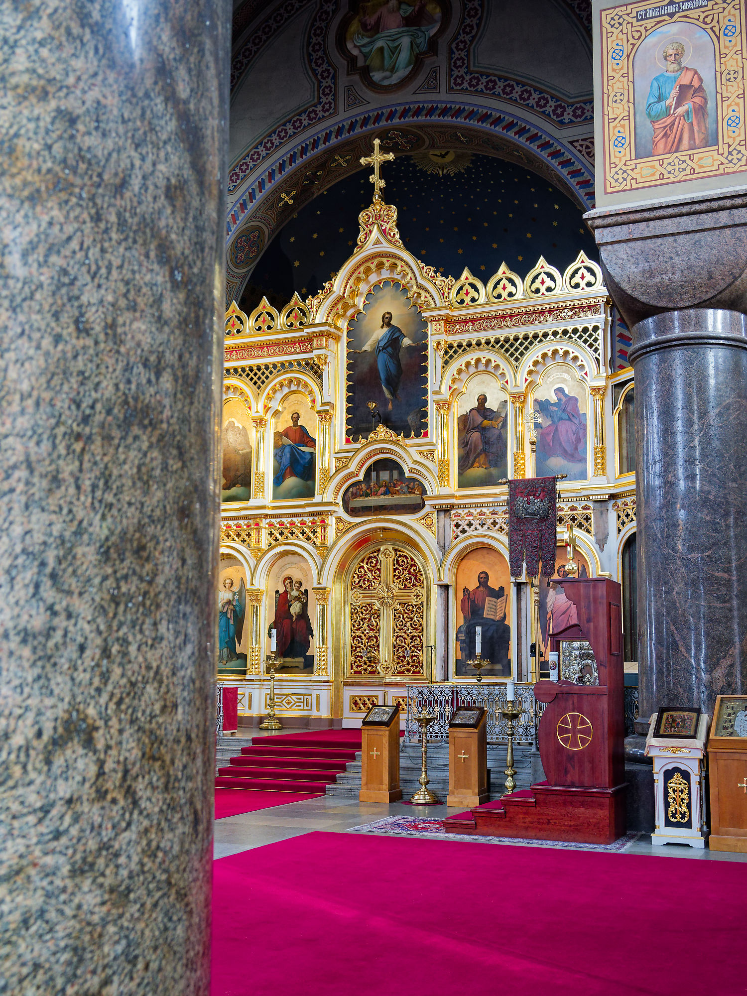 Innenraum der Uspenski-Kathedrale in Helsinki. Architektur, Ikonen, Kronleuchter.