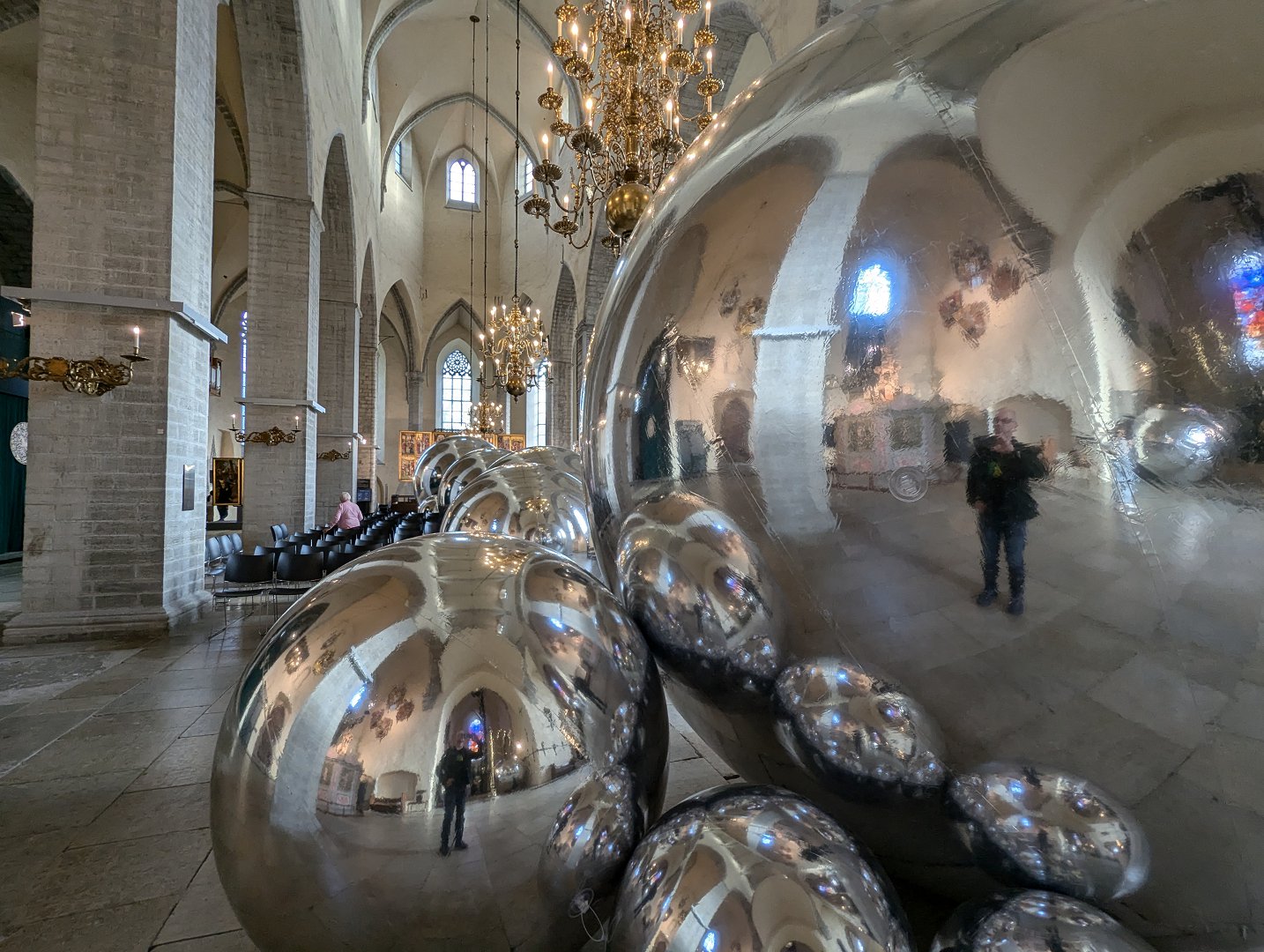 Innenraum einer Kirche mit silberner Kunstinstallation und Spiegelungen. Architektur und Design.
