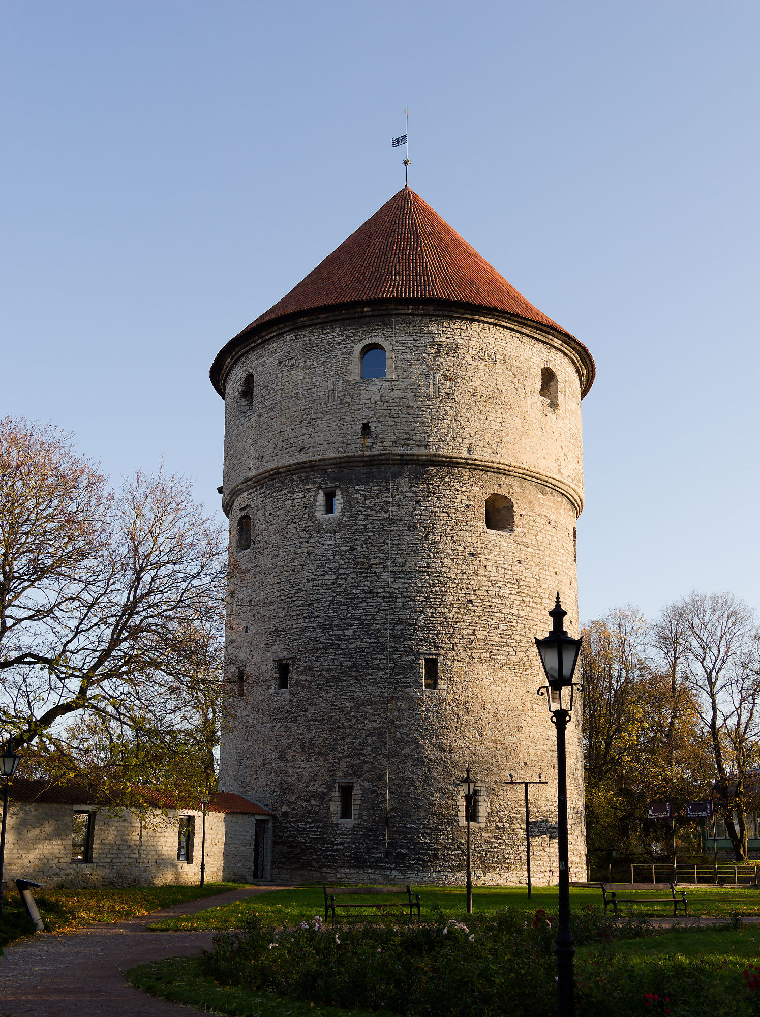 Historischer Kiek in de Kök Turm in Tallinn, Estland. Mittelalterliche Architektur, rotes Dach.