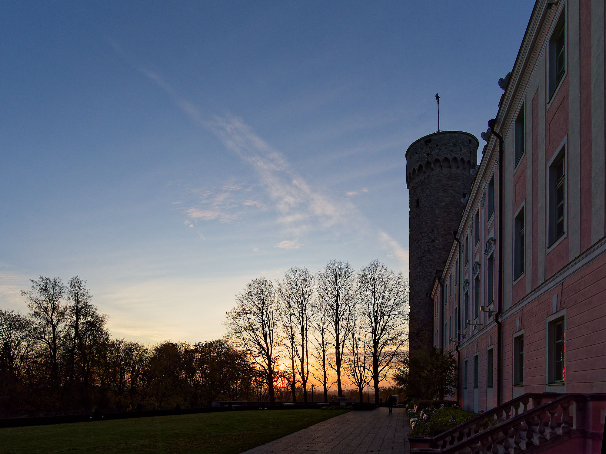 Tallinn Burg im Abendlicht. Turm und Fassade des Schlosses, Estland. Sehenswürdigkeit.