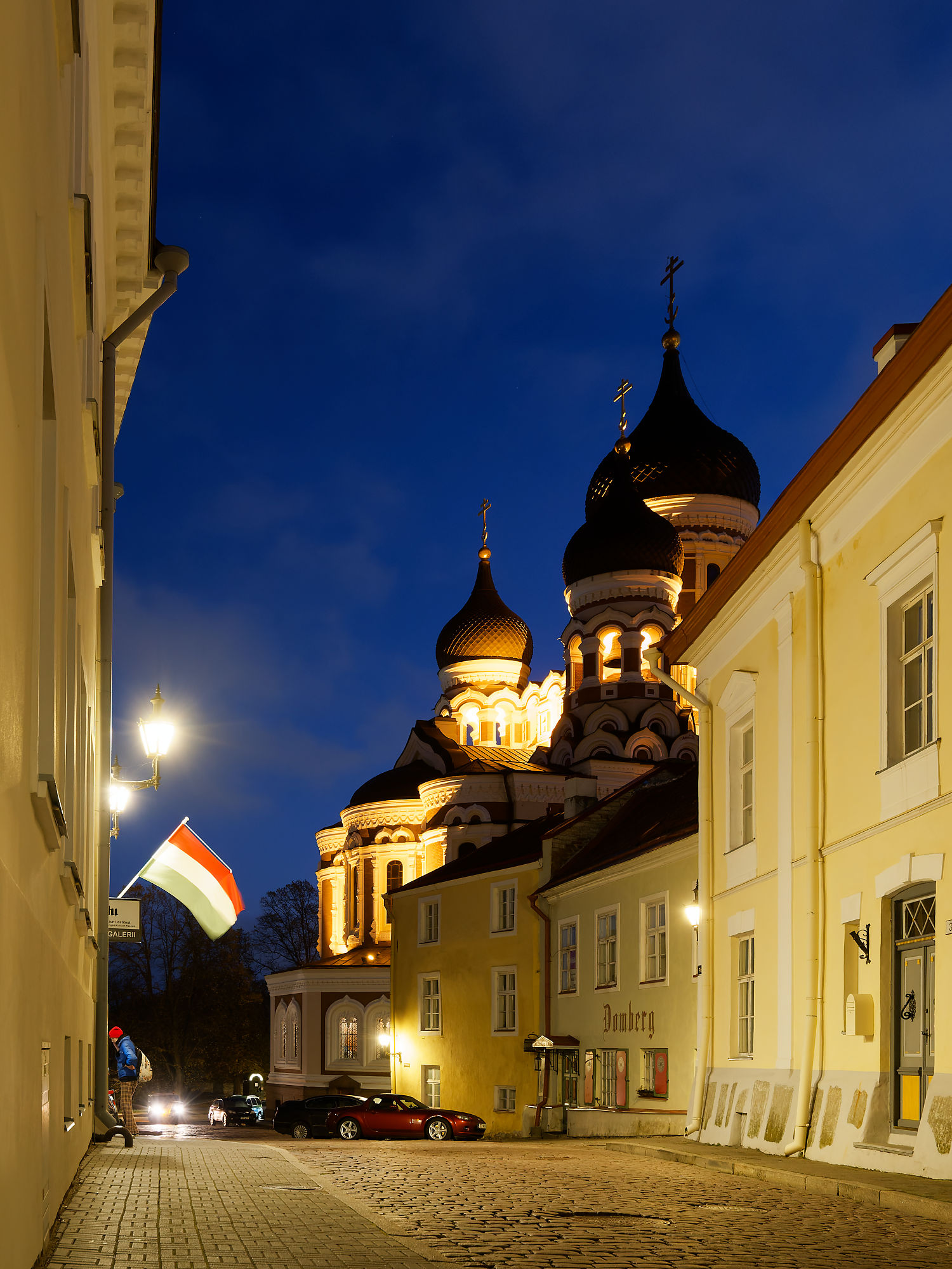 Nächtliche Altstadt Tallinn: Alexander-Newski-Kathedrale, Kopfsteinpflaster, gelbe Gebäude. Sehenswürdigkeit in Estland.