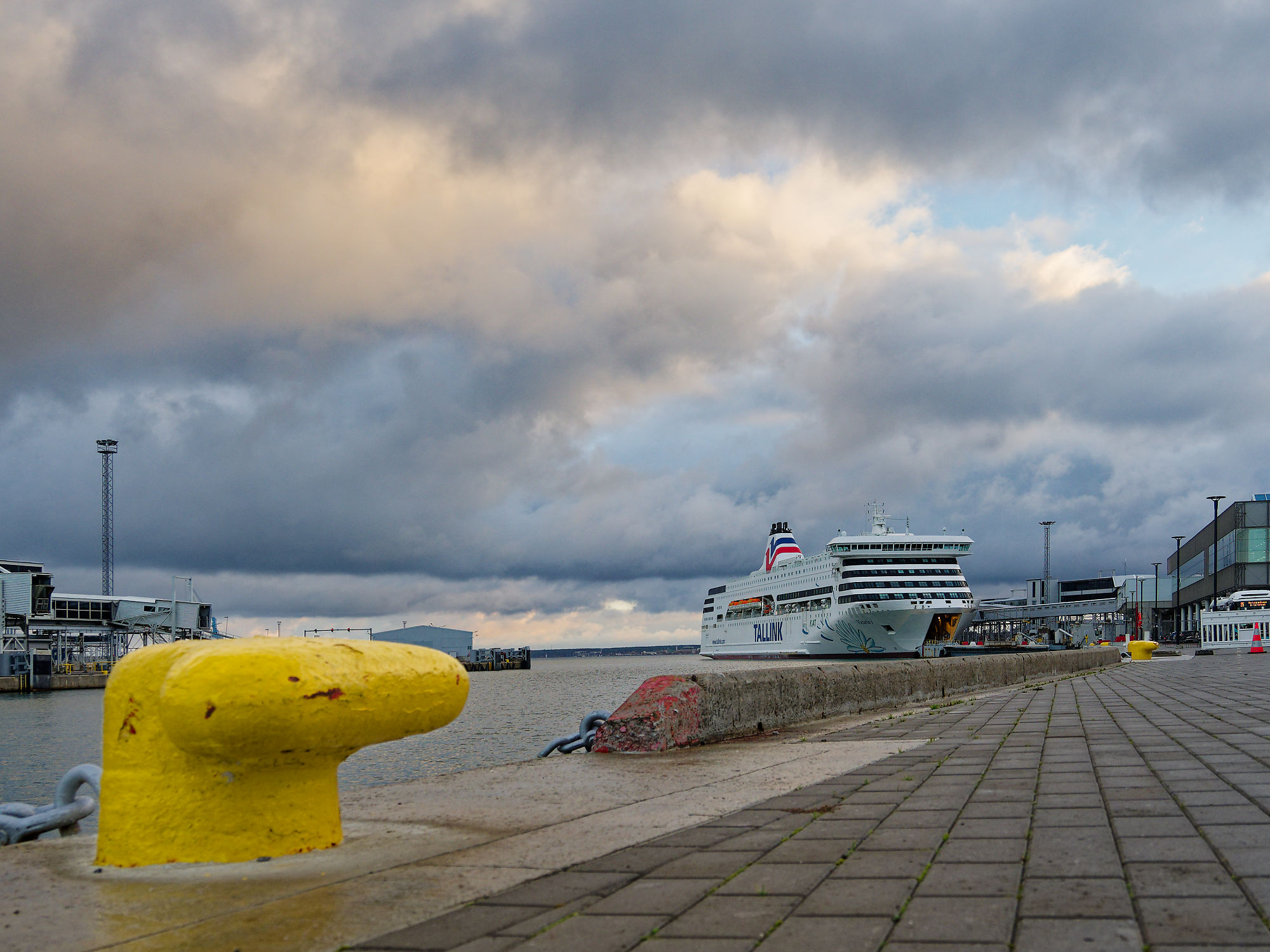 Tallinn Hafen: Tallink Fähre am Kai. Gelber Poller im Vordergrund, bewölkter Himmel. Estland Reise.