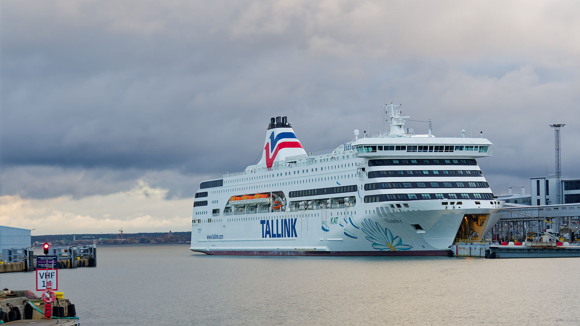 Tallink Fähre im Hafen von Tallinn, Estland. Kreuzfahrt und Transport.
