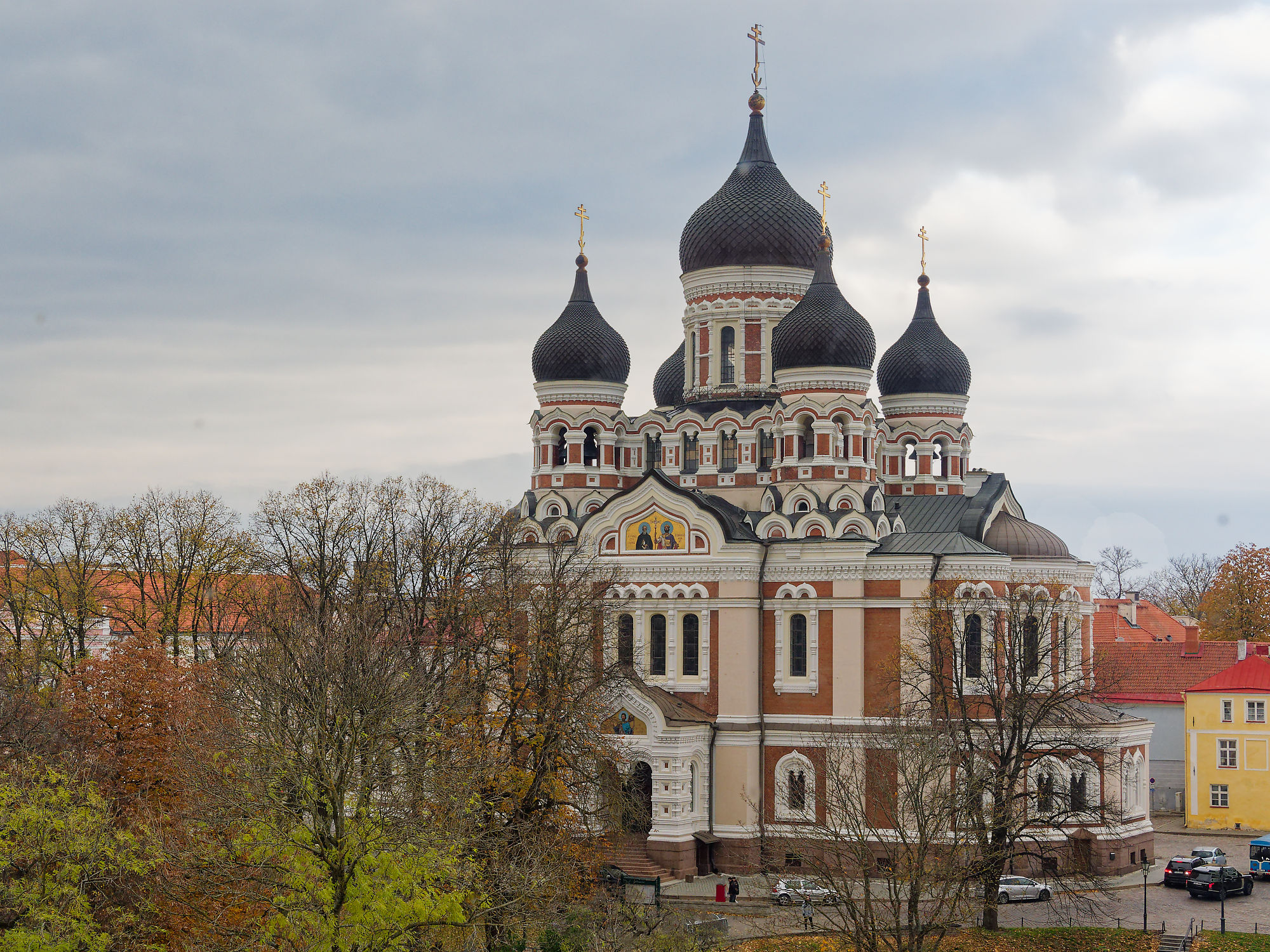 Alexander-Newski-Kathedrale in Tallinn, Estland. Orthodoxe Kirche mit Zwiebeltürmen. Sehenswürdigkeit.