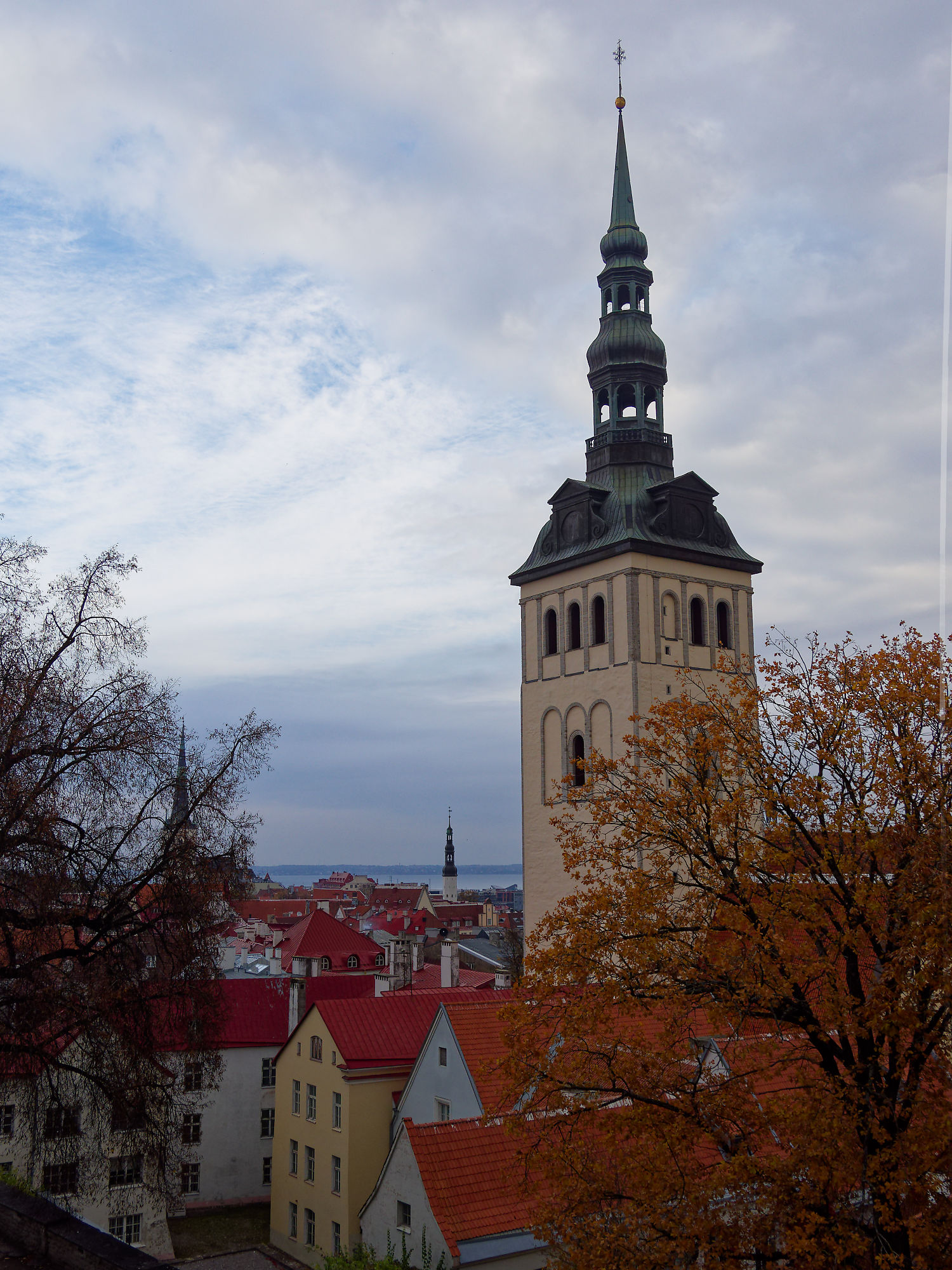 Tallinn Altstadt Panorama mit St. Olav Kirche. Rote Dächer und mittelalterliche Architektur in Estland.