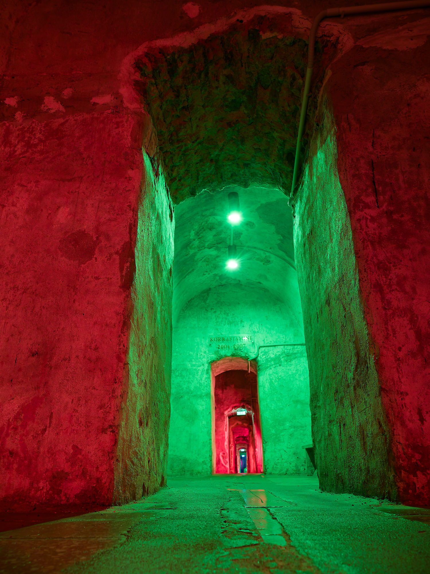 Tallinn Tunnel: Rote und grüne Beleuchtung in historischem Gang. Sehenswürdigkeit in Estland.