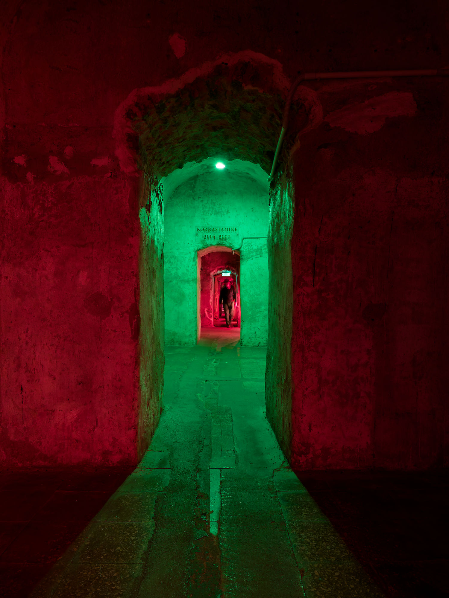 Tallinn: Unterirdischer Tunnel mit bunten Lichtern und historischer Architektur. Estland.