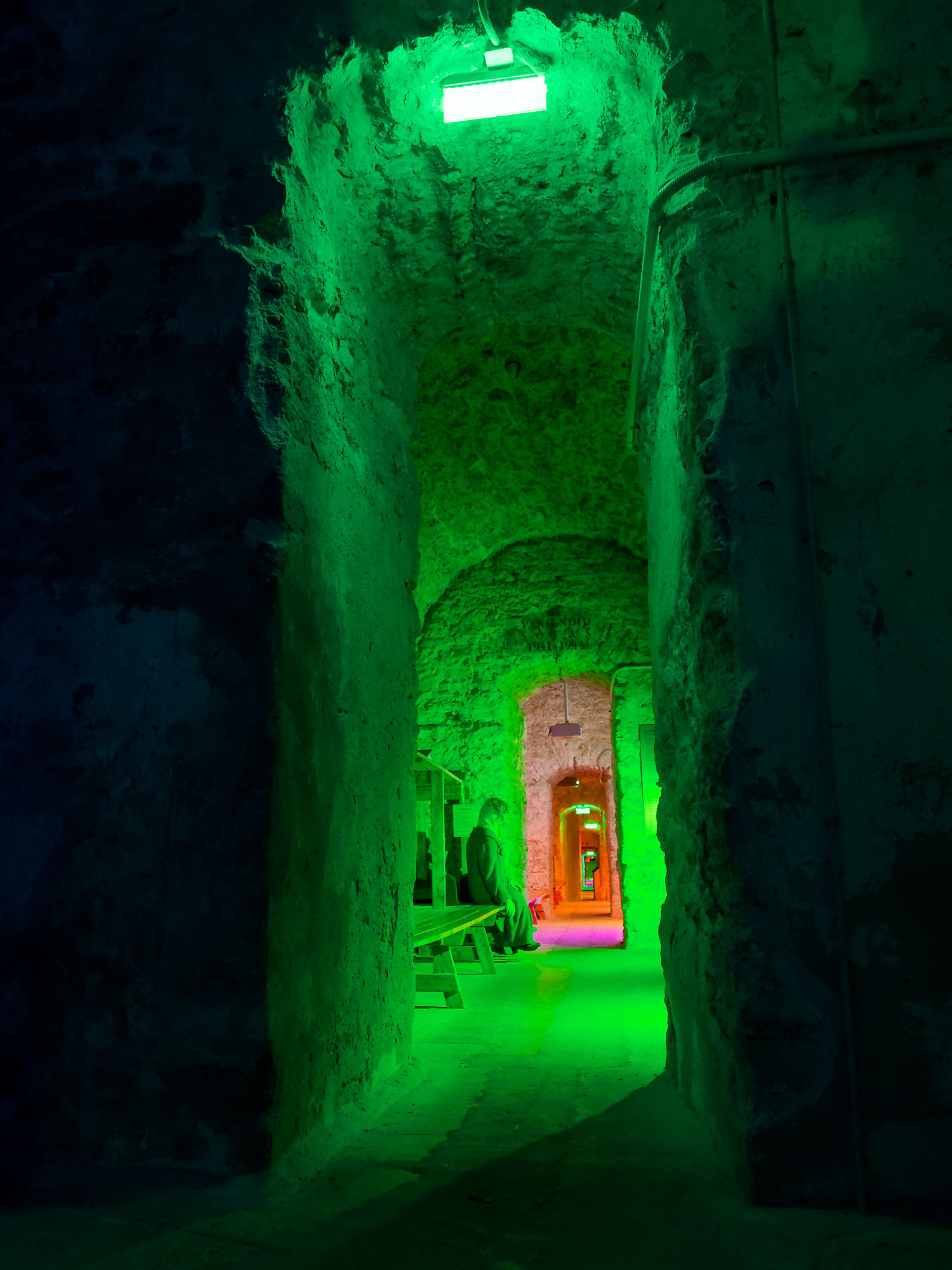 Tallinn: Unterirdischer Tunnel mit bunten Lichtern und historischer Architektur. Estland.