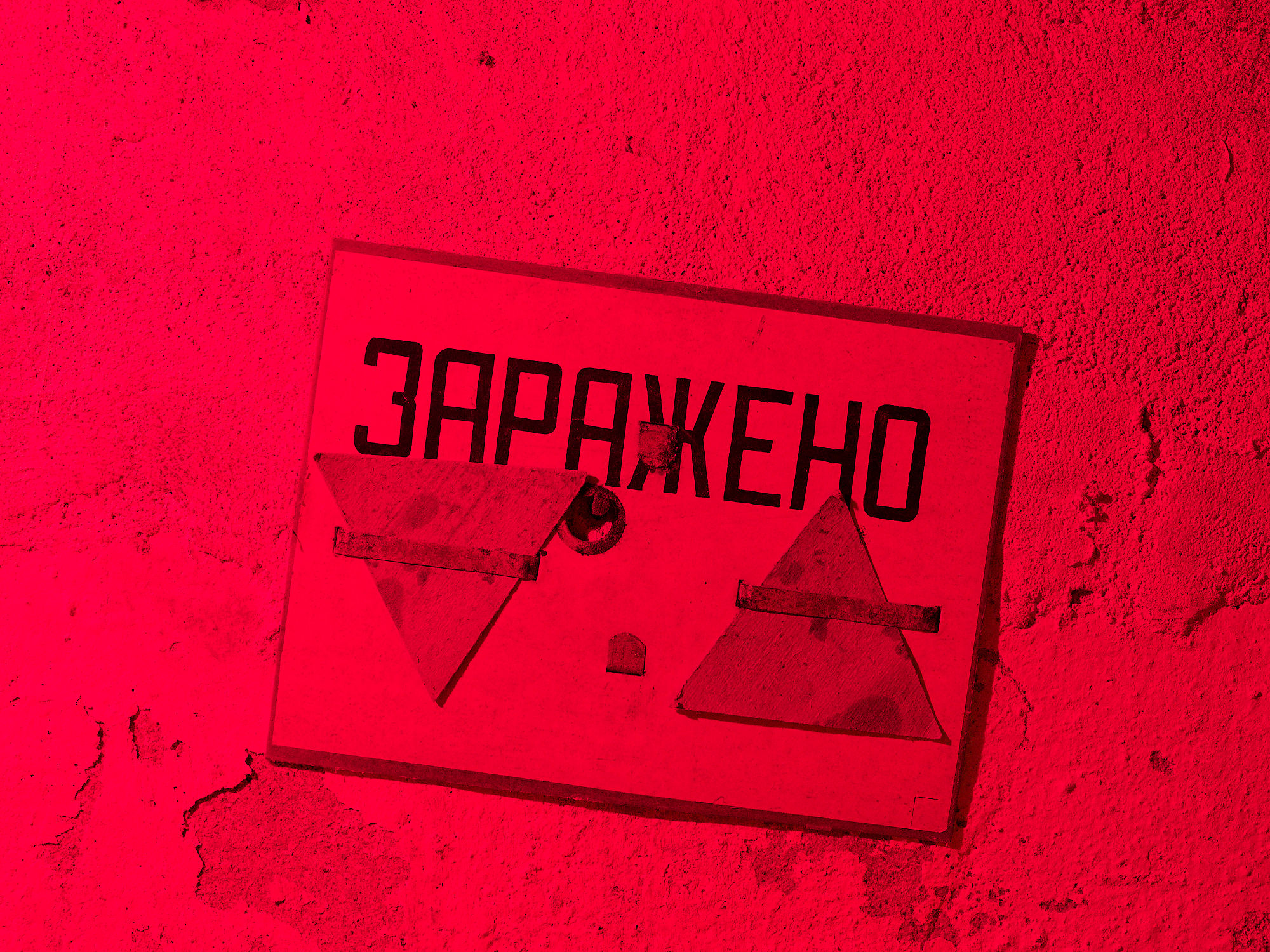 Rotes Warnschild Verseucht in Tallinn, Estland. Gefahrzeichen, Sowjetunion.