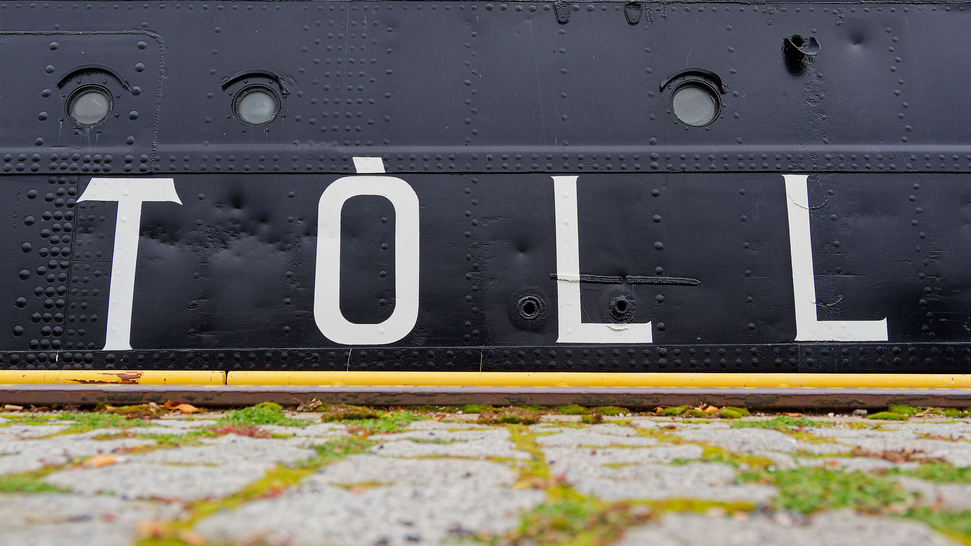 Detailaufnahme: Schwarzes Schiff TÖLL in Tallinn, Estland. Maritime Geschichte, Sehenswürdigkeit.