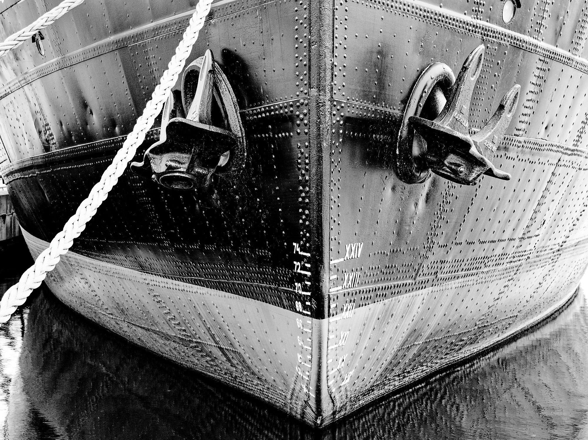 Schwarz-Weiß-Foto vom Bug eines Schiffes in Tallinn mit Ankern und Seil.