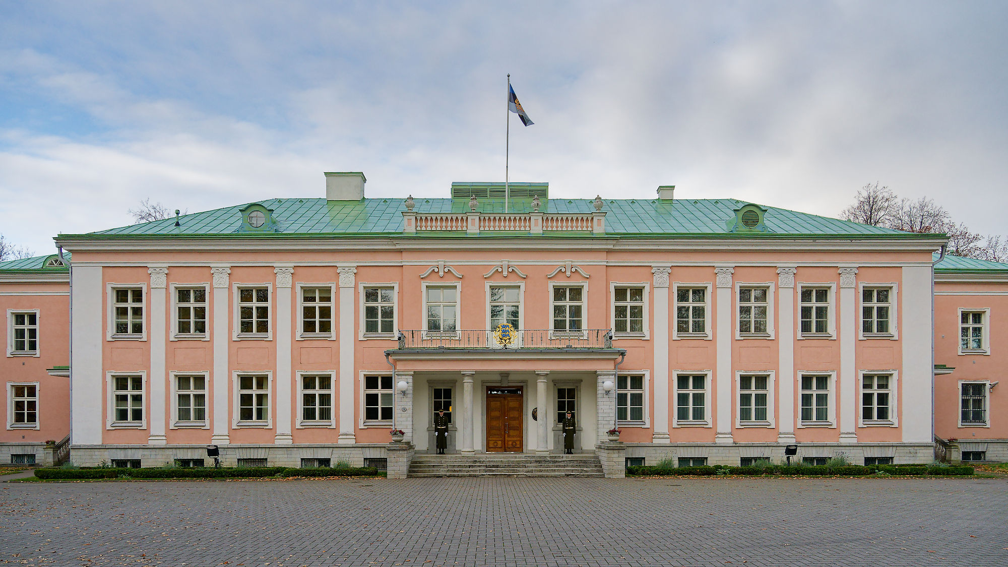 Präsidentenpalast Tallinn: Barockgebäude mit estnischer Flagge und Wachposten. Sehenswürdigkeit in Estland.