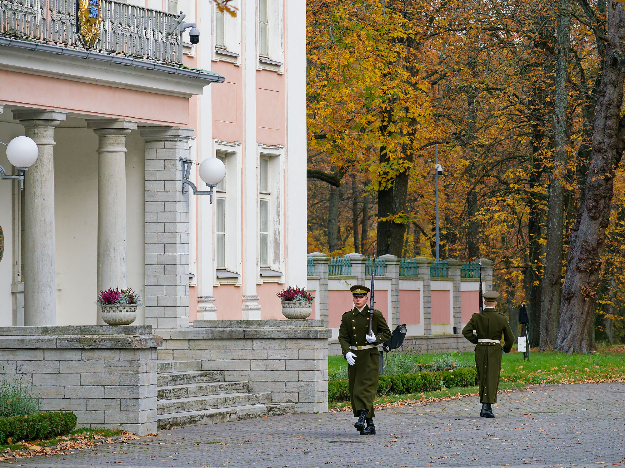 Tallinn, Estland: Soldaten vor der Kanzlei des Präsidenten im Herbst. Architektur und Wachen in Uniform.