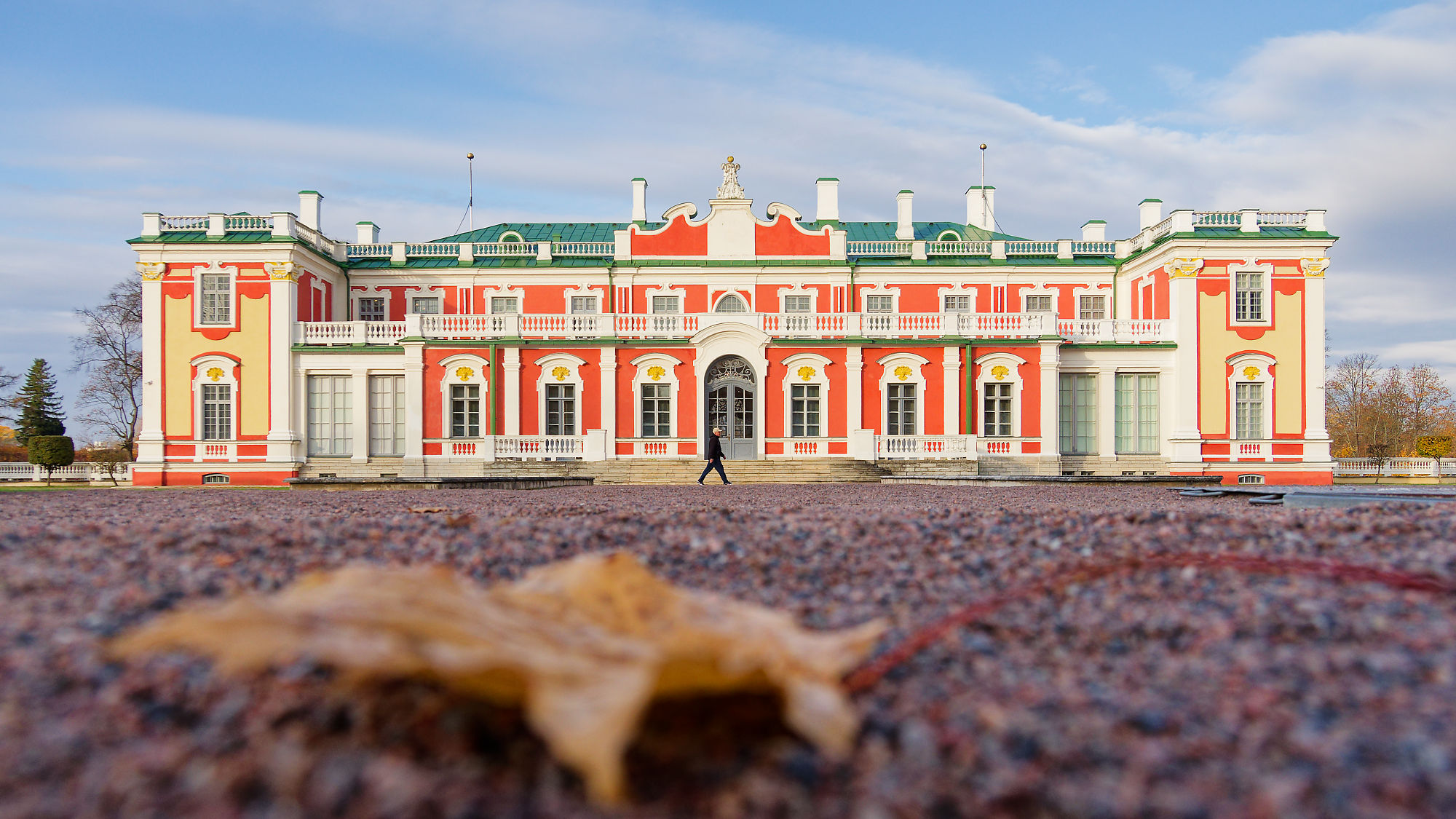 Kadriorg Schloss, Tallinn. Barockarchitektur, Estland. Parkanlage mit Laub. Sehenswürdigkeit, Reiseziel.