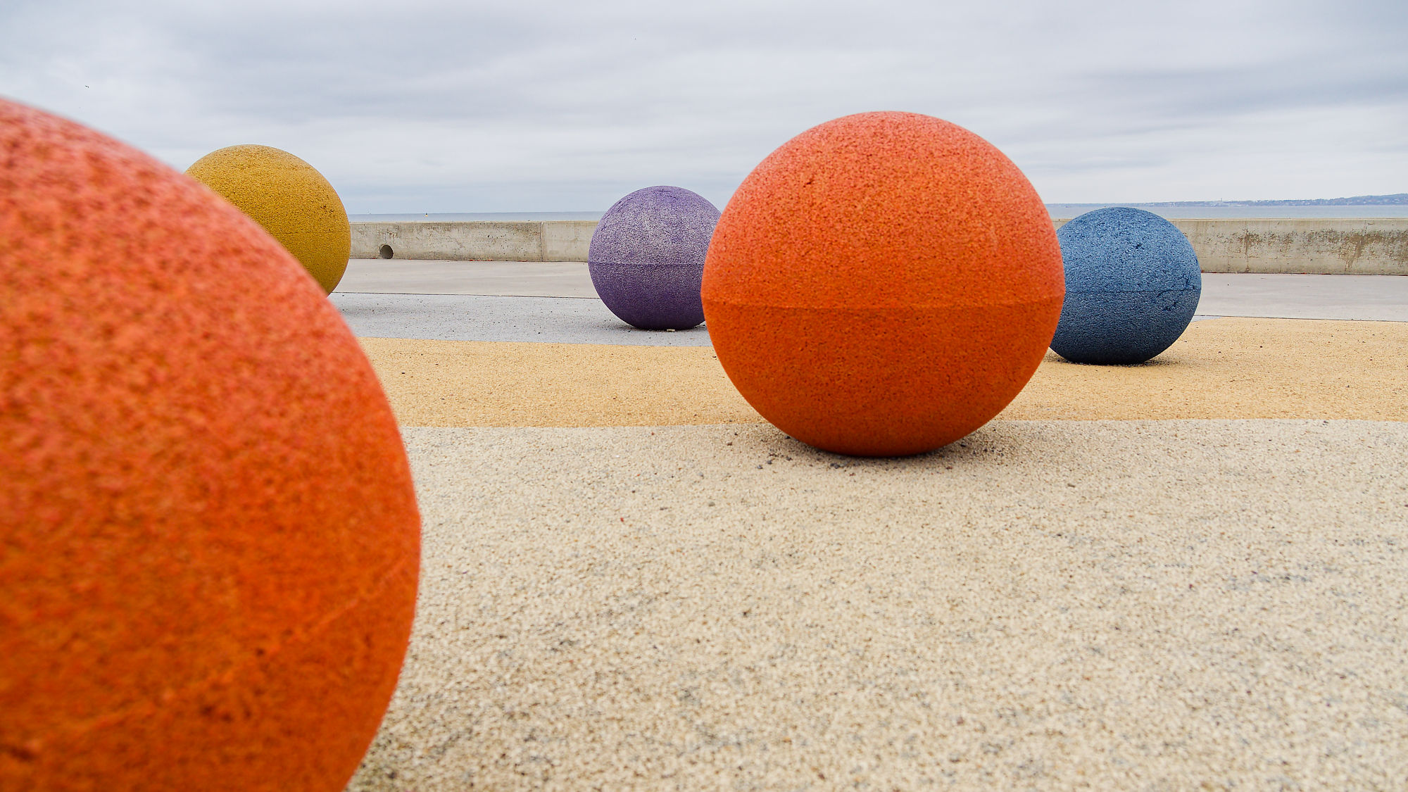 Bunte Kugeln am Strand von Tallinn. Dekorative Elemente, Küstenlinie, Ostsee.