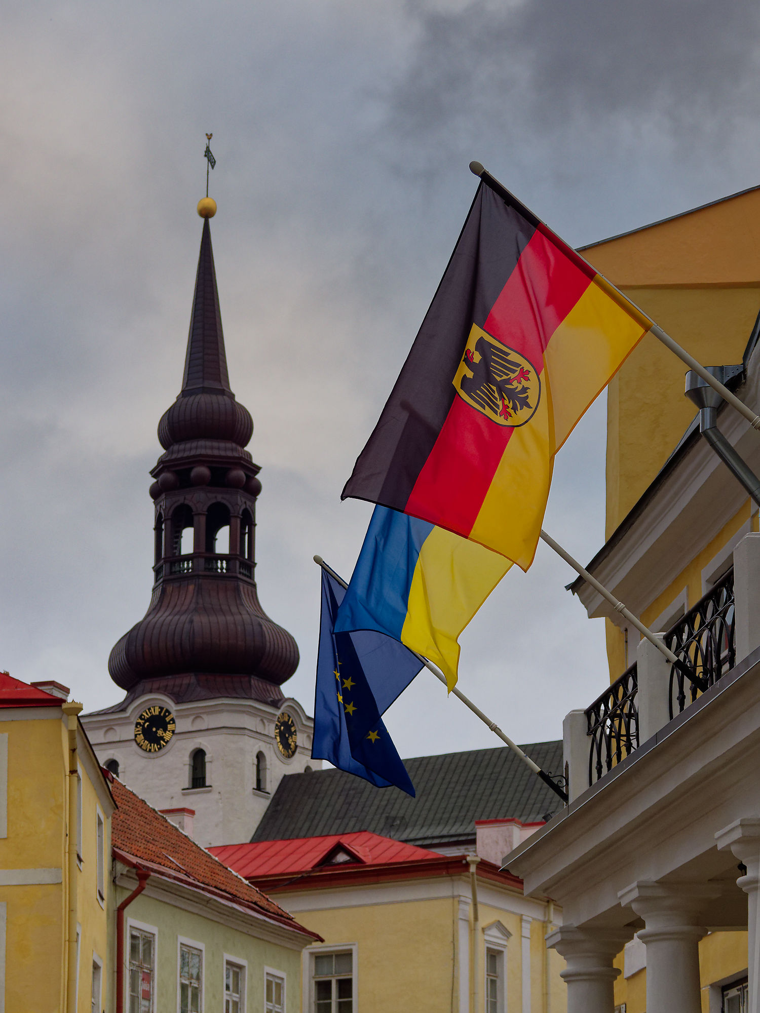 Tallinn Altstadt: Deutsche, EU, Ukraine Flaggen vor St. Nikolai Kirche. Reiseziel Estland.