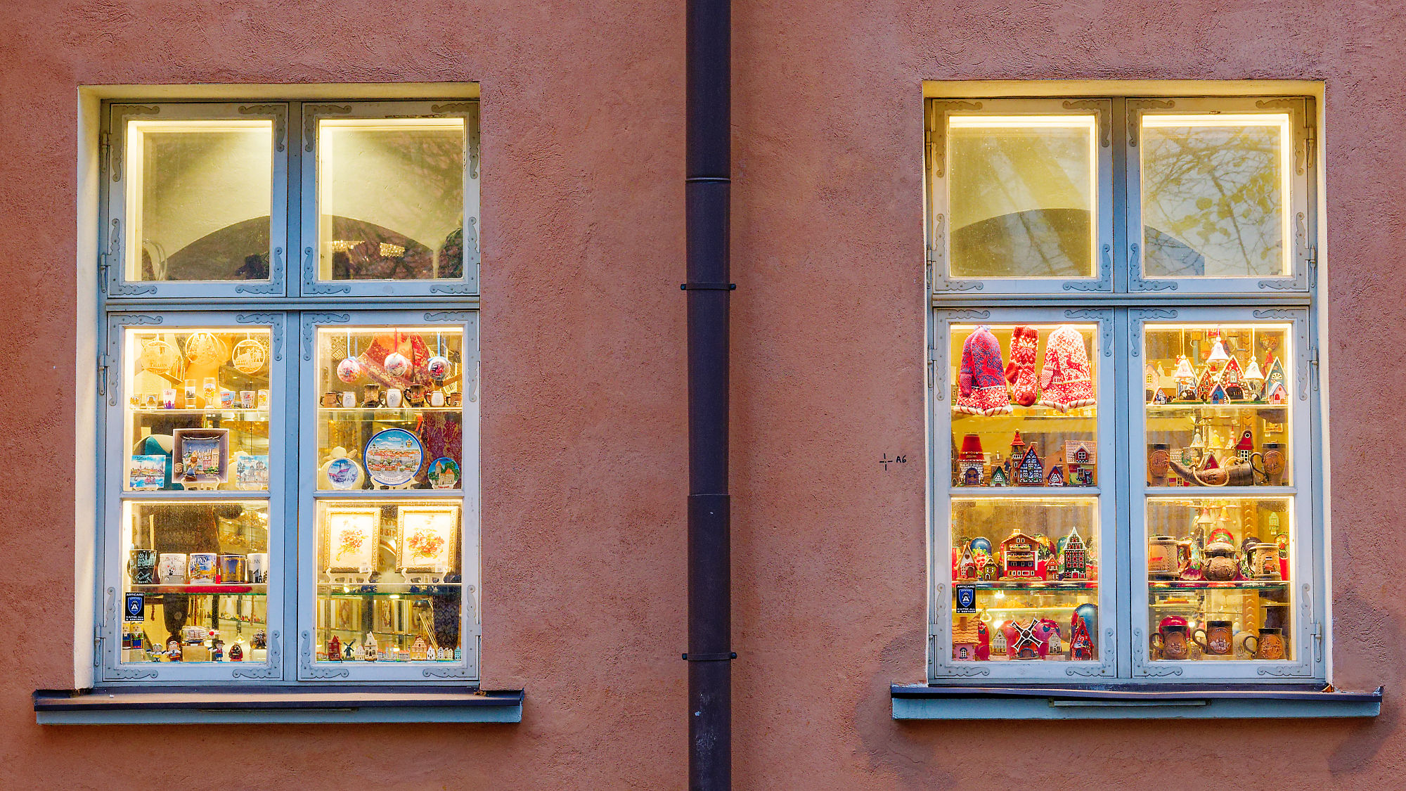 Tallinn Fenster: Souvenirs und Geschenke. Estland Reise. Altstadt Fensterdeko.