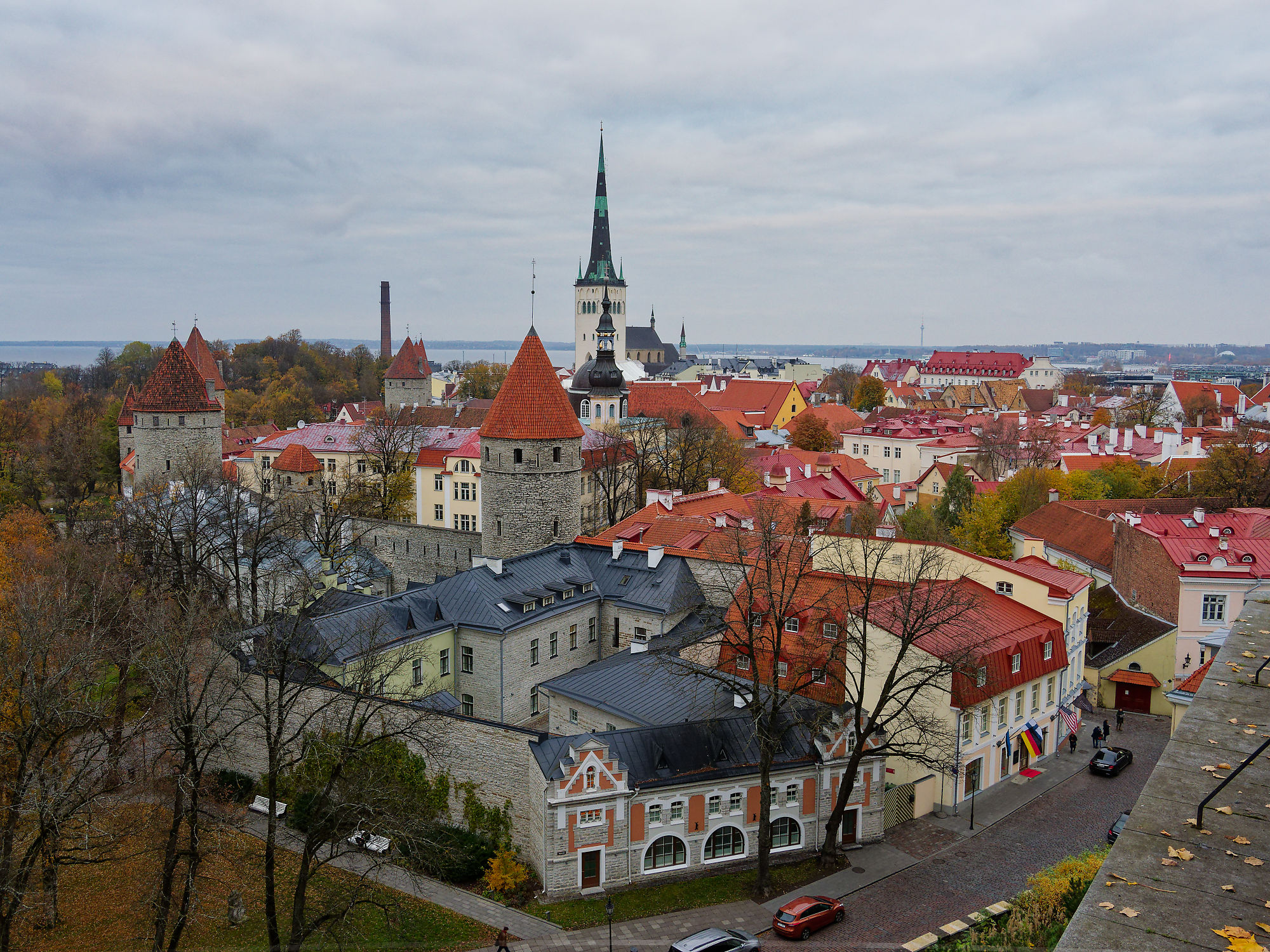 Tallinn Altstadt Panorama: Mittelalterliche Türme, rote Dächer, St. Olav Kirche. Estland Reiseziel. Ostsee.