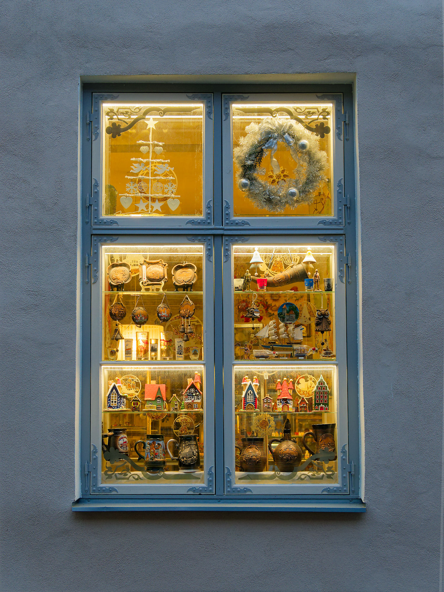 Weihnachtsdekoration im Fenster, Tallinn. Weihnachtsmarkt, Estland. Festliche Stimmung, Winter.