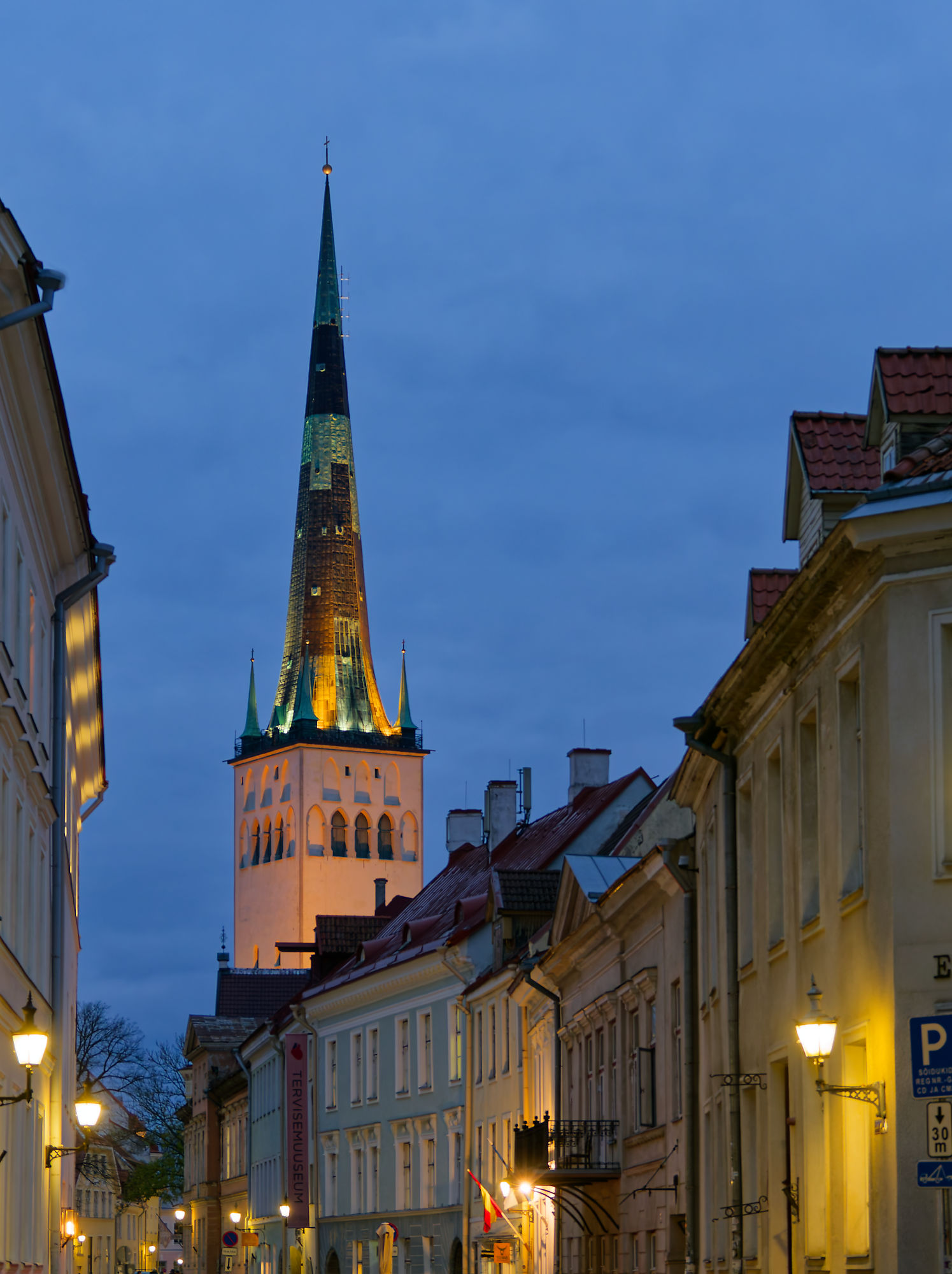 Tallinn Altstadt: St. Olav Kirche Turm bei Nacht. Estland Sehenswürdigkeit.