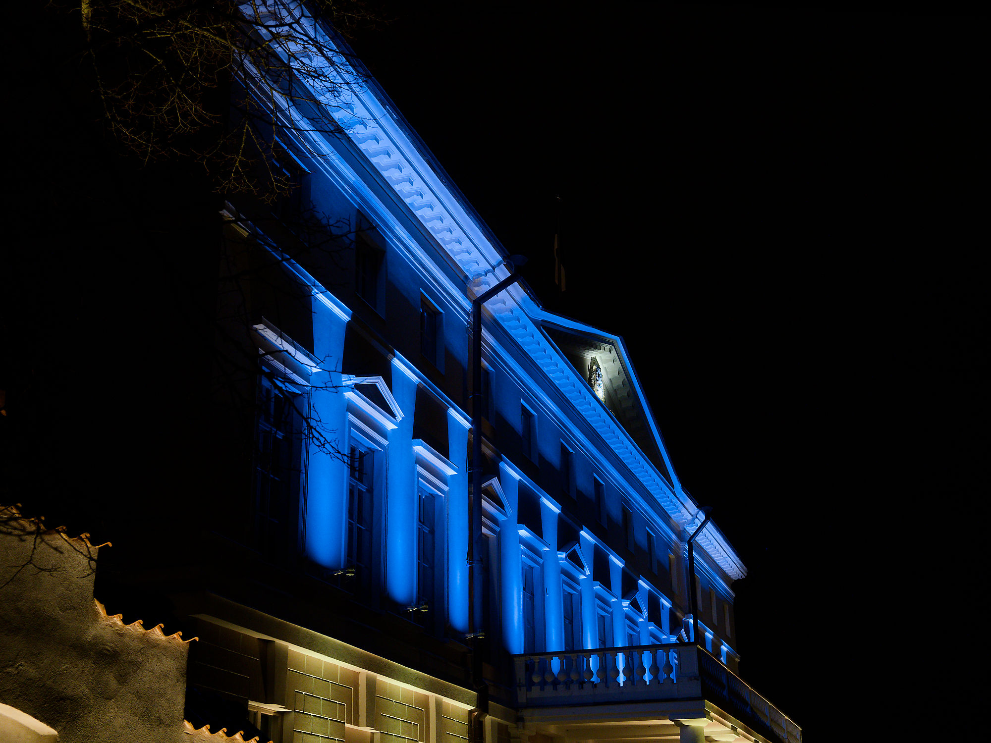 Tallinn bei Nacht: Blau beleuchtetes Gebäude in Estland. Architektur und Stadtbild.