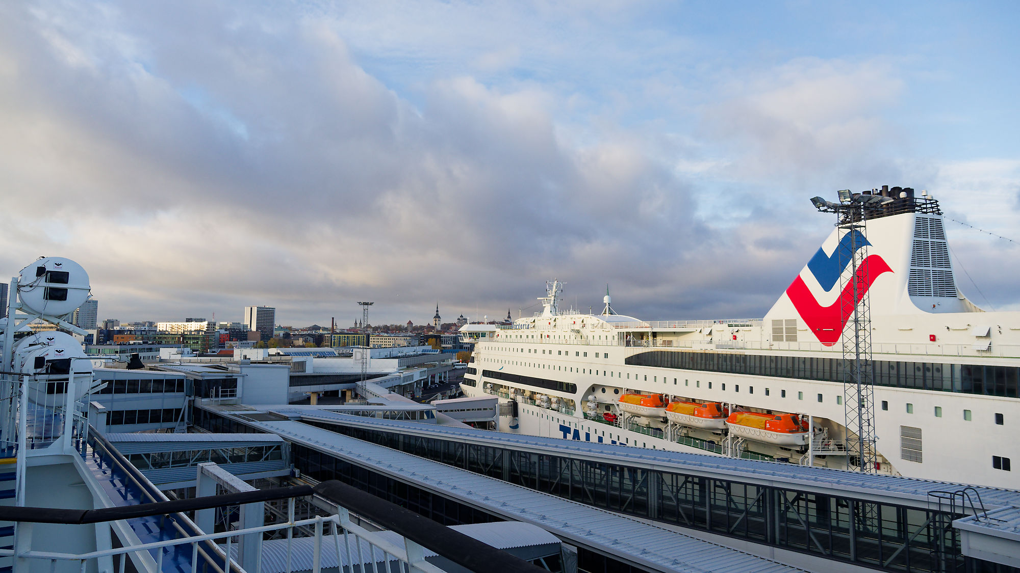 Tallinn Hafen: Fähre nach Helsinki, Estland. Tallink Schiff im Terminal, Blick auf die Stadt.
