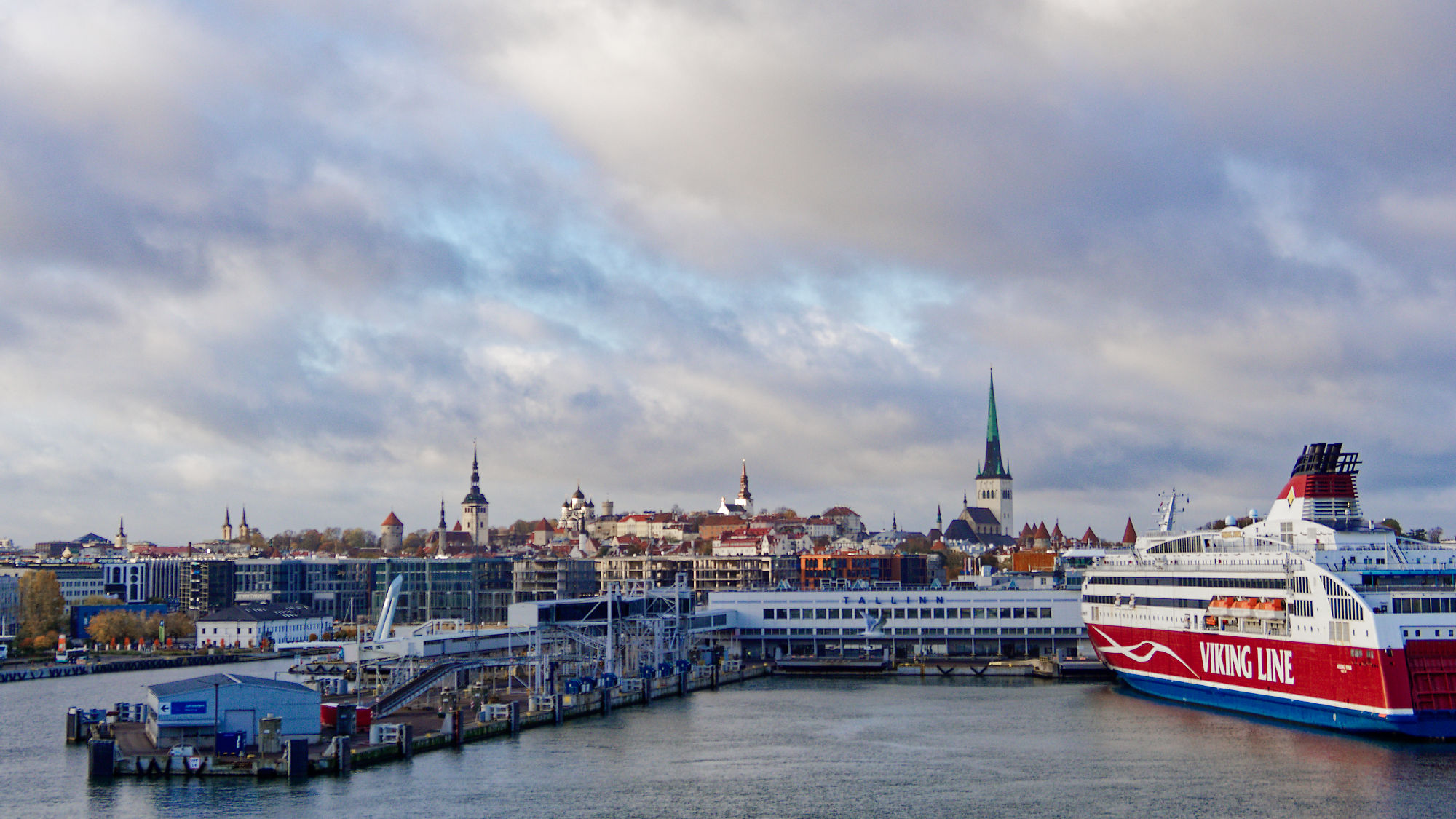 Tallinn Skyline mit Viking Line Fähre. Estland Reise, Hafen, Tourismus.