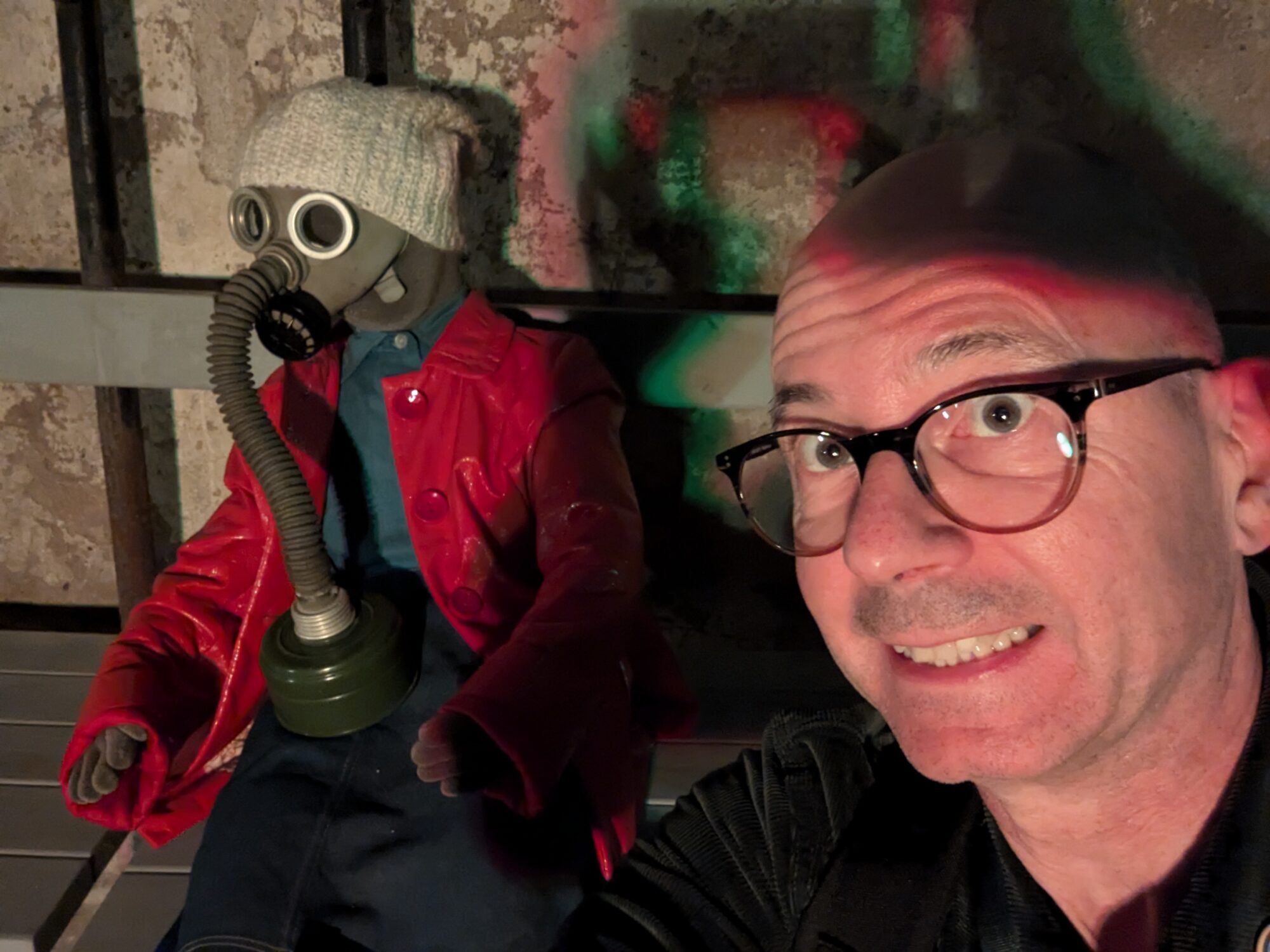 Mann im Tallinn Schutzbunker mit Gasmasken-Puppe. Bunker-Besichtigung in Estland.