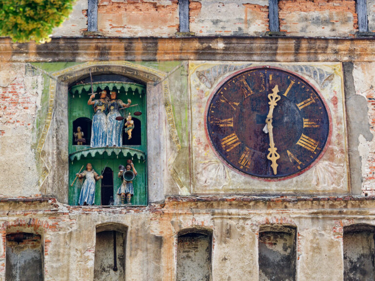 Stundenturm Sighisoara, Rumänien. Mittelalterliche Uhr mit Figuren. Sehenswürdigkeit in Siebenbürgen.