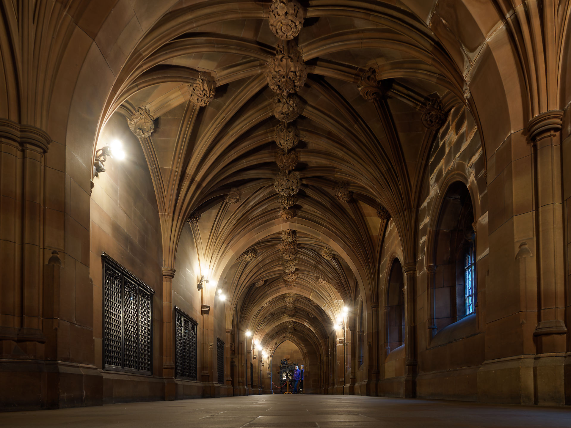 Manchester Gotische Architektur in Manchester: Gewölbedecke und Sandsteingänge im historischen Gebäude.