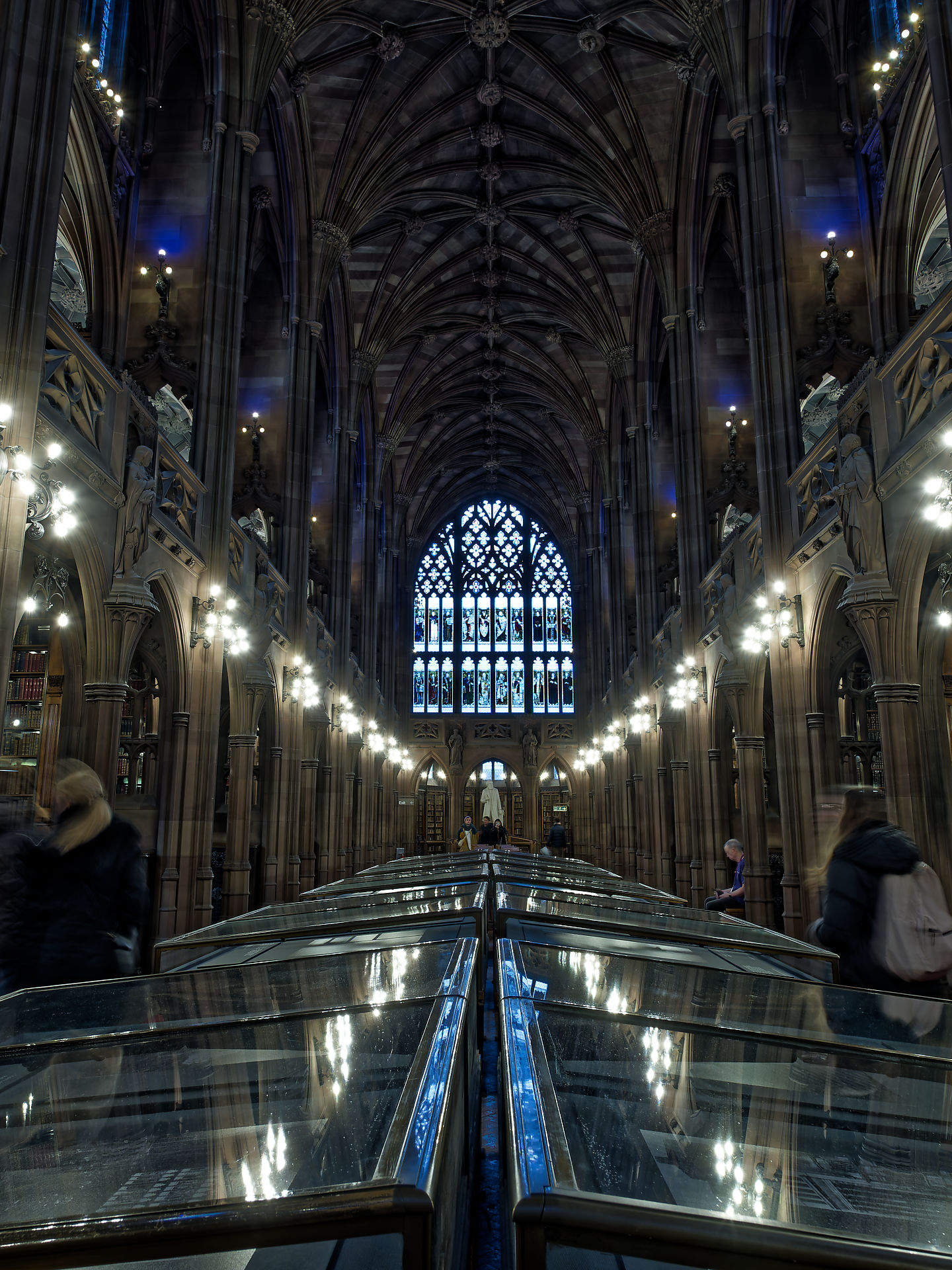 Manchester Gotische Architektur in Manchester: Historische Bibliothek mit Glasvitrinen und Bogenfenster.