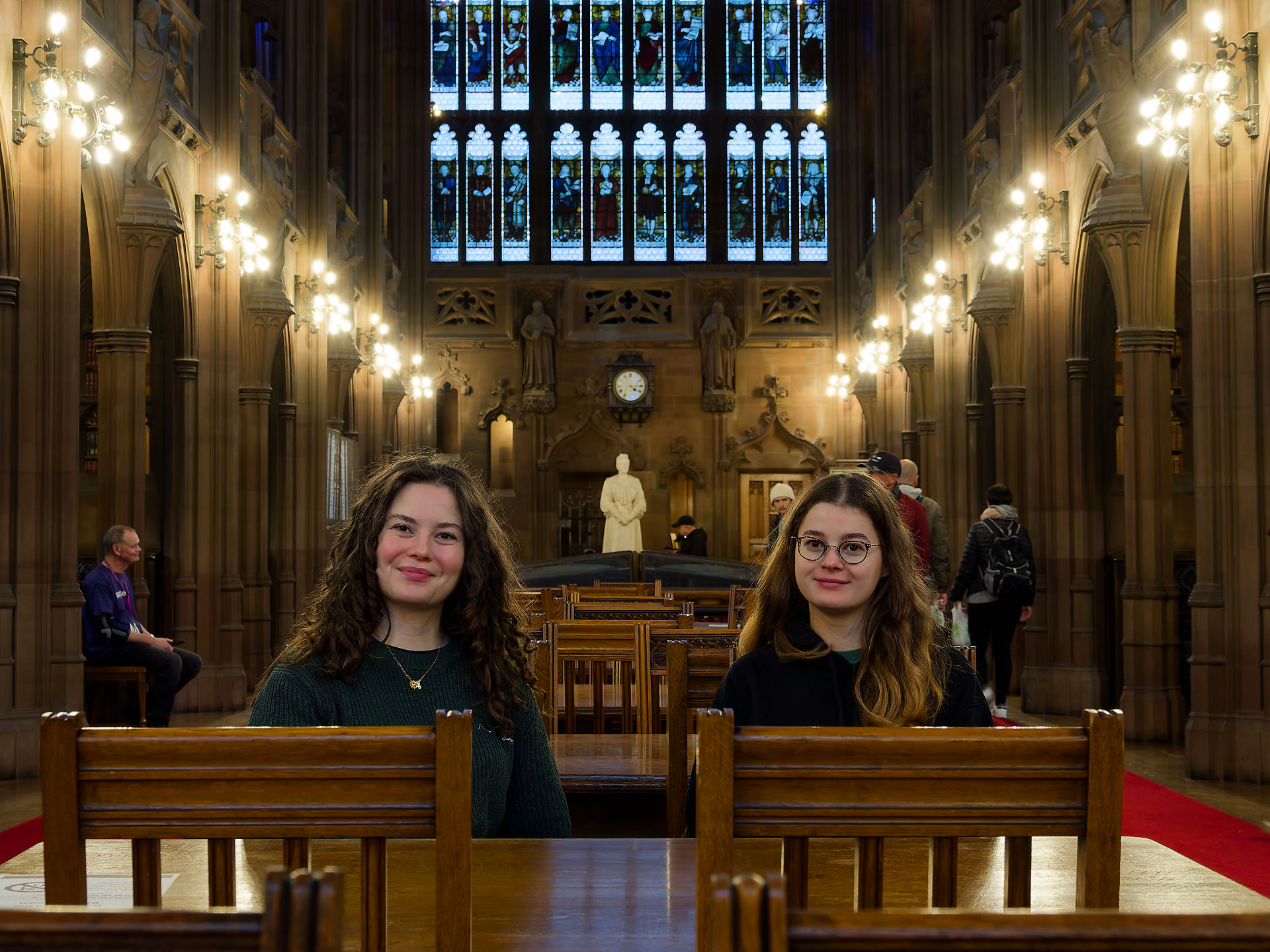 Manchester Zwei junge Frauen in der John Rylands Bibliothek, Manchester. Architektur, Kultur, Tourismus.