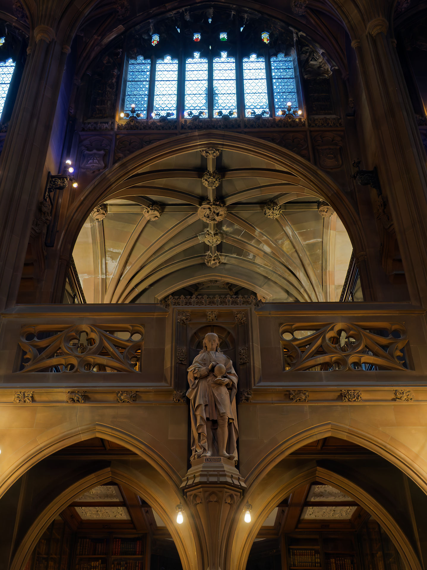 Manchester Manchester John Rylands Bibliothek: Detailaufnahme der Architektur mit Statue und verzierten Bögen. Historisches Gebäude.