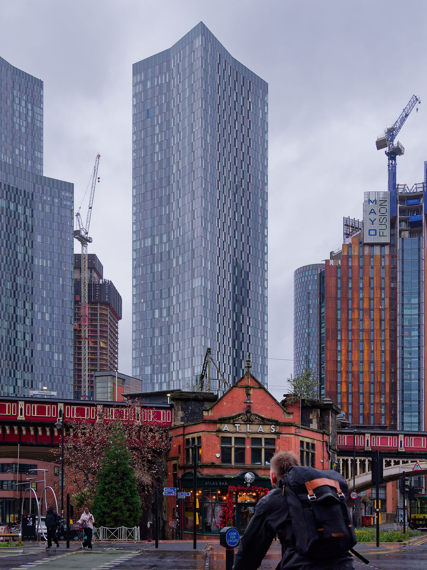 Manchester Manchester Skyline mit modernen Gebäuden und Atlas Bar im Vordergrund. Architektur und Stadtbild.