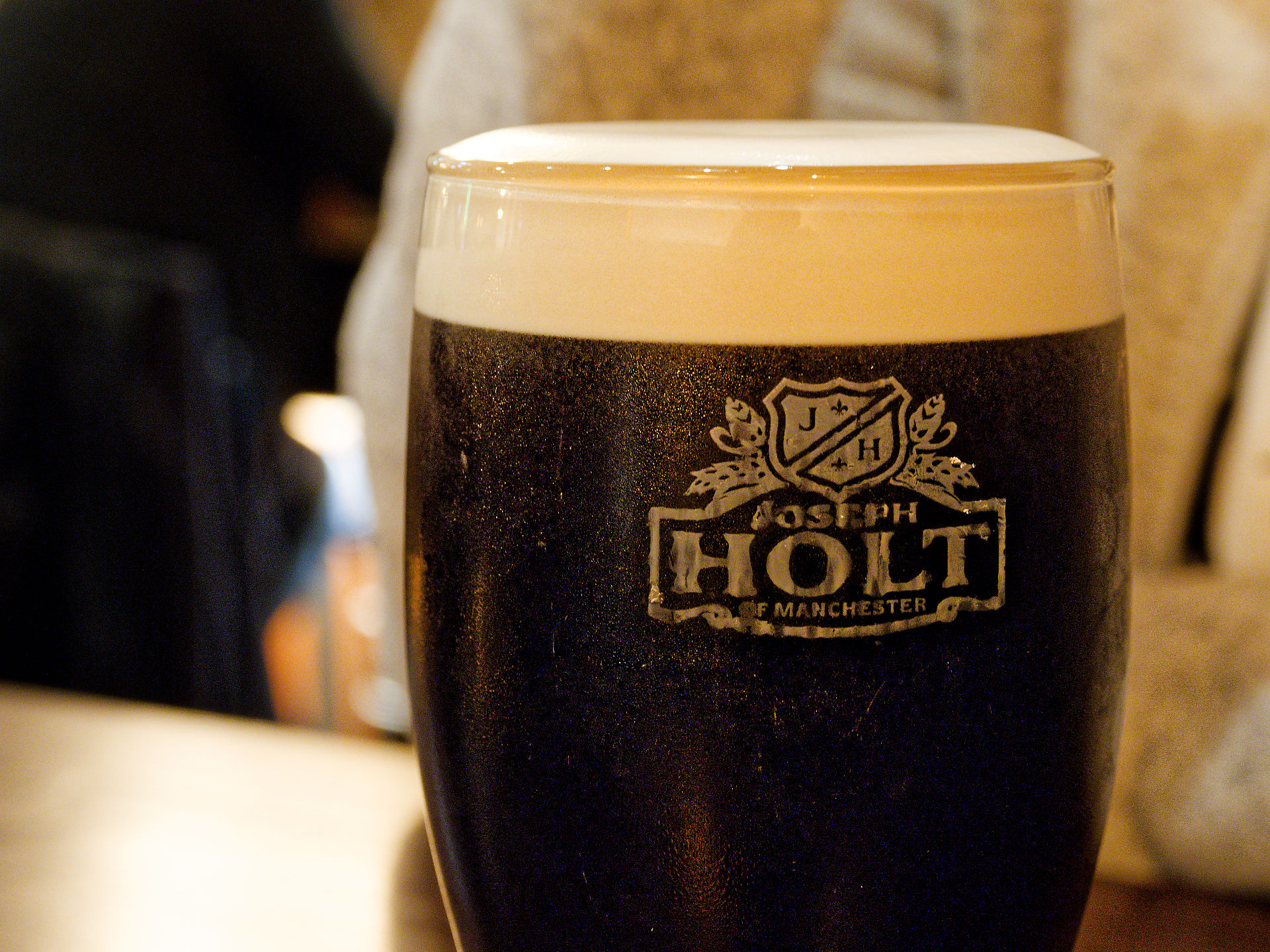 Manchester Dunkles Joseph Holt Bier aus Manchester im Glas mit Schaumkrone. Britische Pub-Kultur.