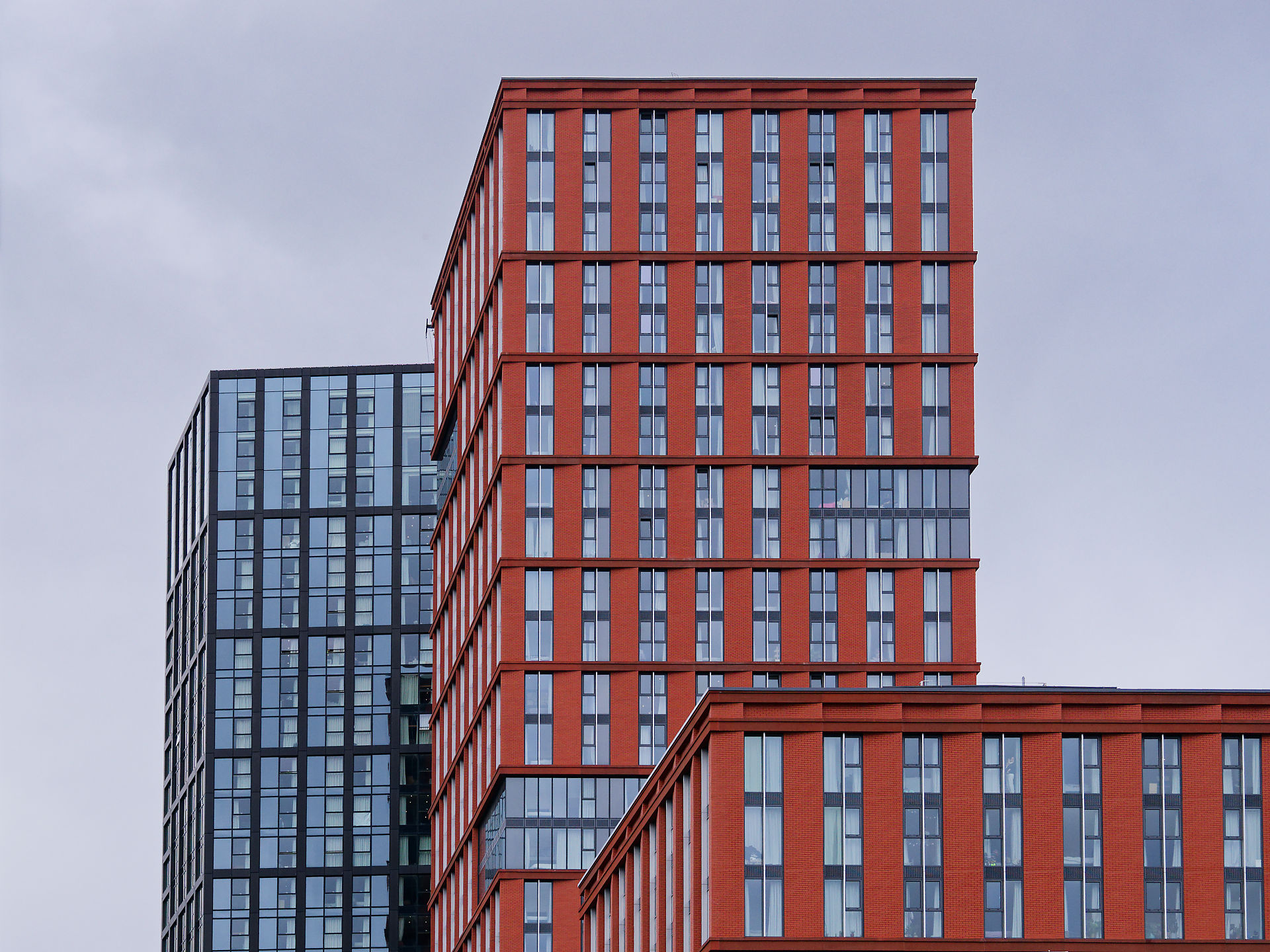 Manchester Manchester Architektur: Rote Backstein- und Glasfassaden moderner Hochhäuser im Stadtbild. Bürogebäude und Wohngebäude.