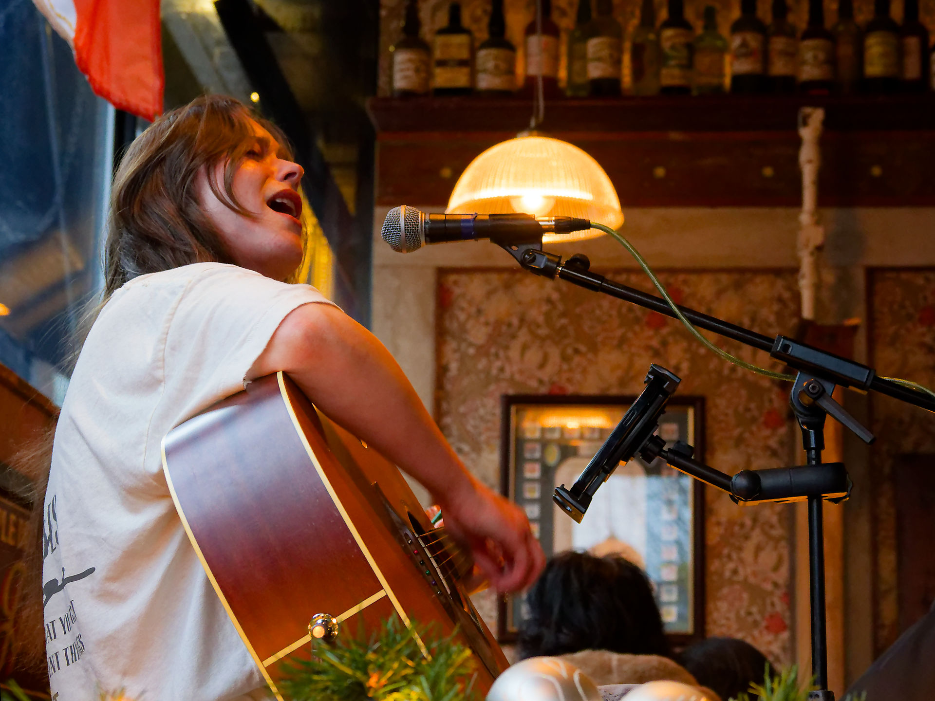 Manchester Sänger mit Gitarre in Manchester Pub. Live-Musik Event, 2025. Akustik-Session, Konzertatmosphäre.