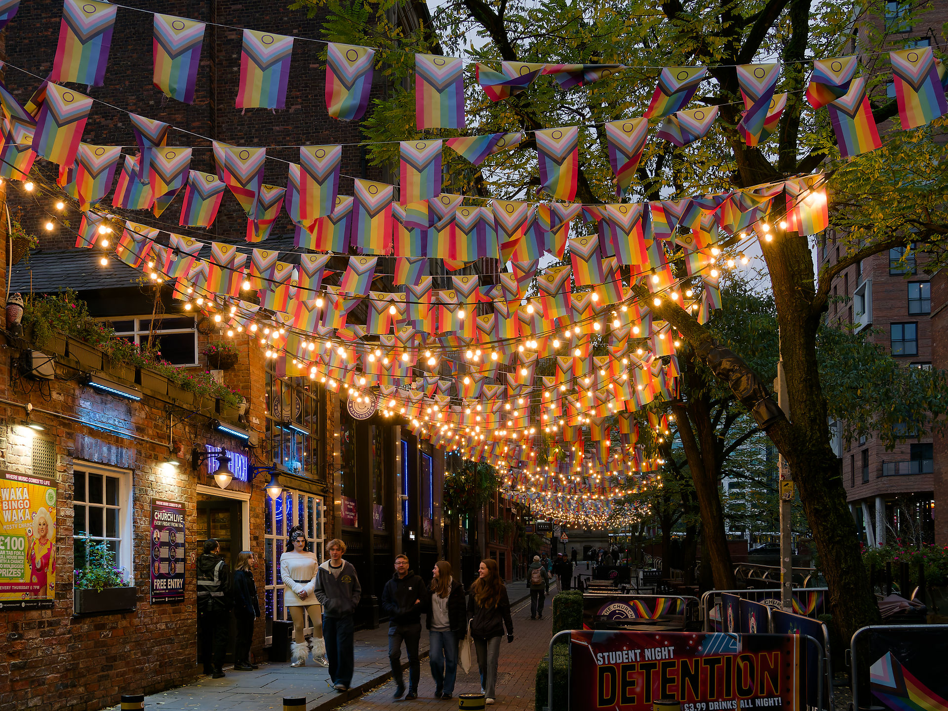 Manchester Manchester Bar Szene, Regenbogenflaggen und Lichterketten