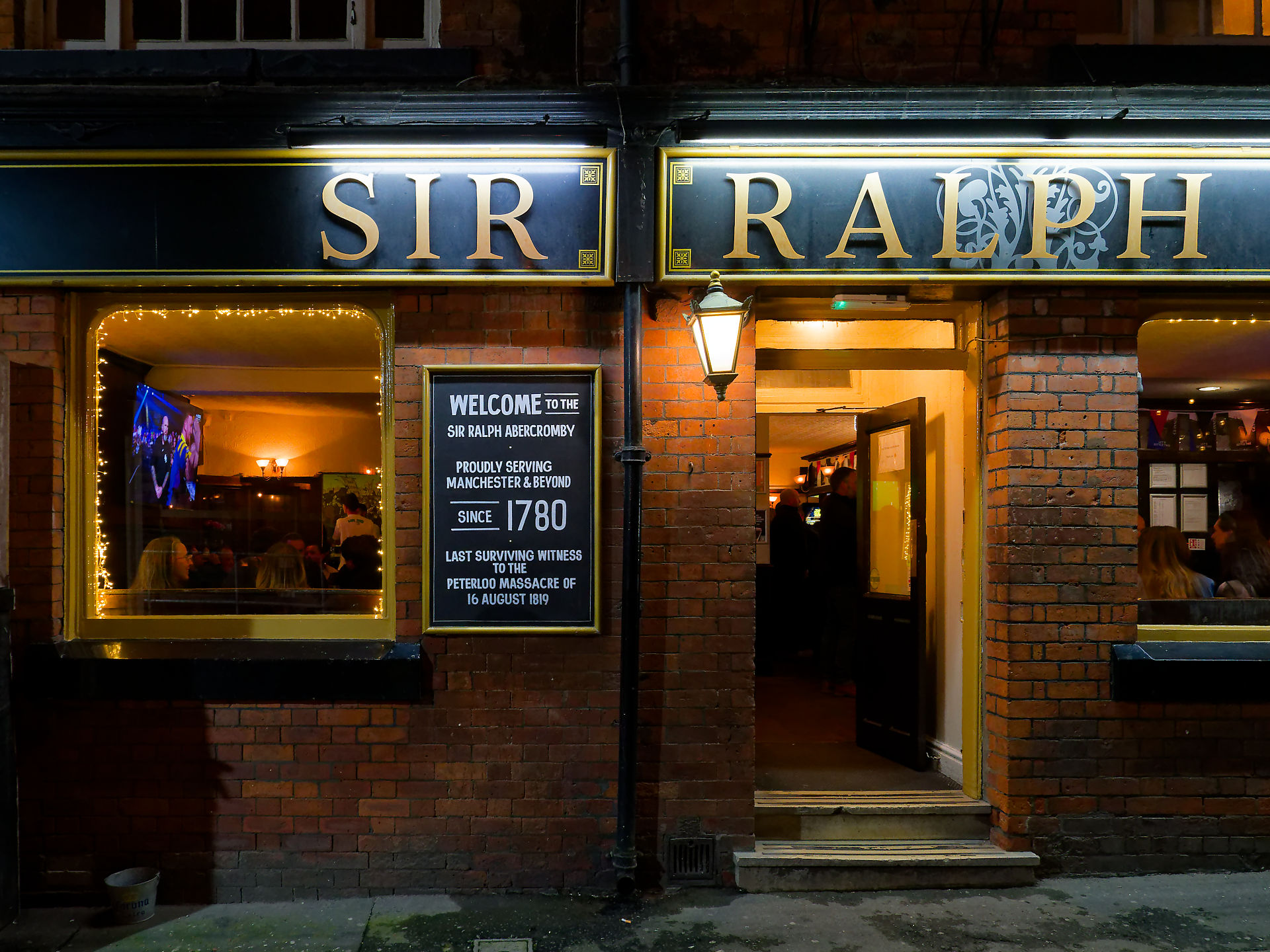 Manchester Sir Ralph Abercromby Pub in Manchester: Historische Kneipe, gegründet 1780, Backsteinfassade, einladende Atmosphäre.