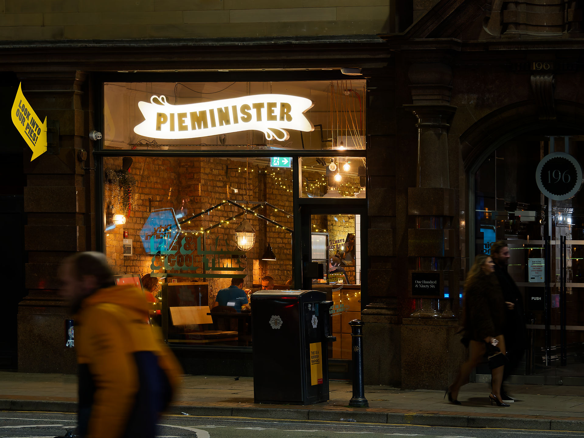 Manchester Pieminister Restaurant in Manchester bei Nacht. Gemütliches Ambiente, leckere Pies und freundliche Atmosphäre.