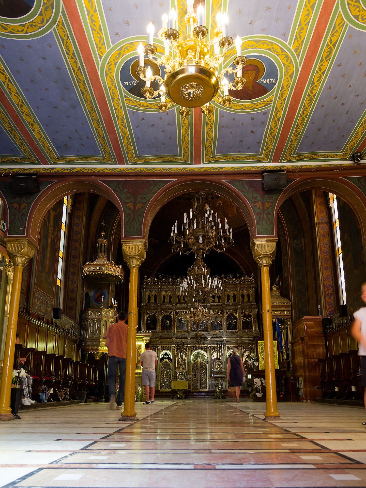 Innenraum der Kirche Adormirea Maicii Domnului, Rumänien. Goldener Kronleuchter und verzierte Architektur. Tourismus.