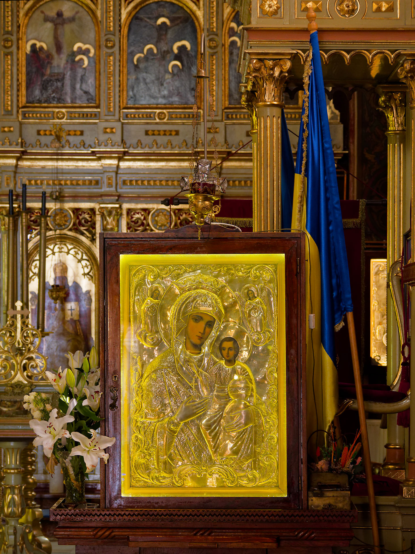 Innenansicht der Kirche Adormirea Maicii Domnului in Brasov, Rumänien. Architektur, Kunst, Gemälde, Kronleuchter.