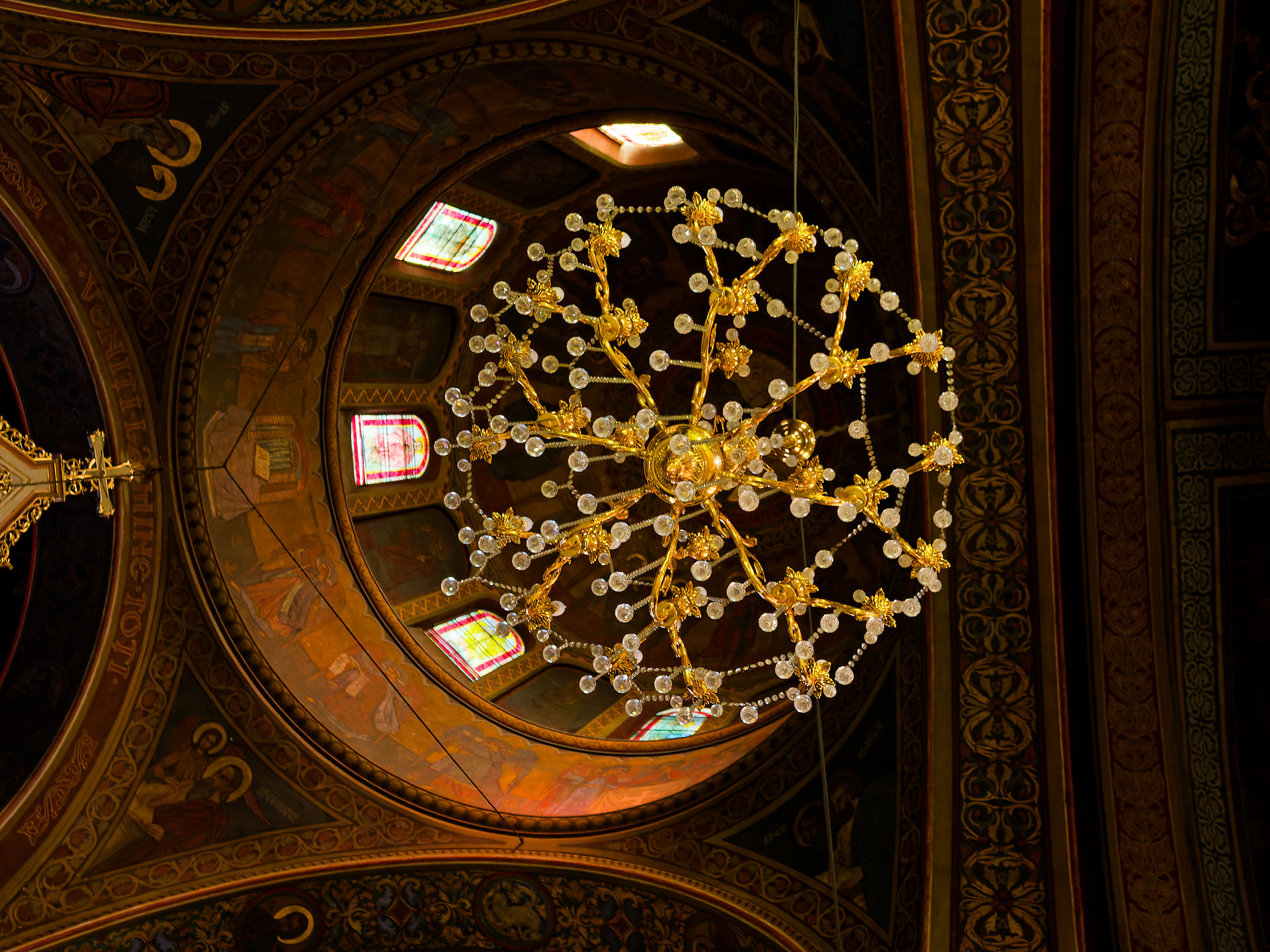 Innenansicht der Kirche Adormirea Maicii Domnului in Brasov, Rumänien. Architektur, Kunst, Gemälde, Kronleuchter.